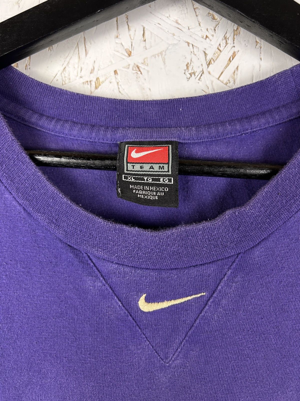 Nike Vintage Nike Washington Huskies Center Swoosh Logo T-Shirt Size US XL / EU 56 / 4 - 7 Thumbnail