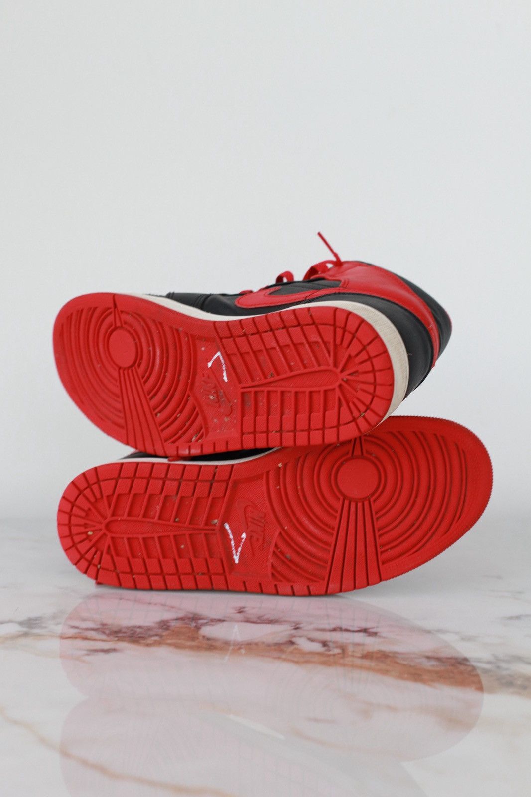 Nike Кросівки Nike Air Jordan 1 Retro High Розмір Black & red Size US 8 / EU 41 - 13 Thumbnail
