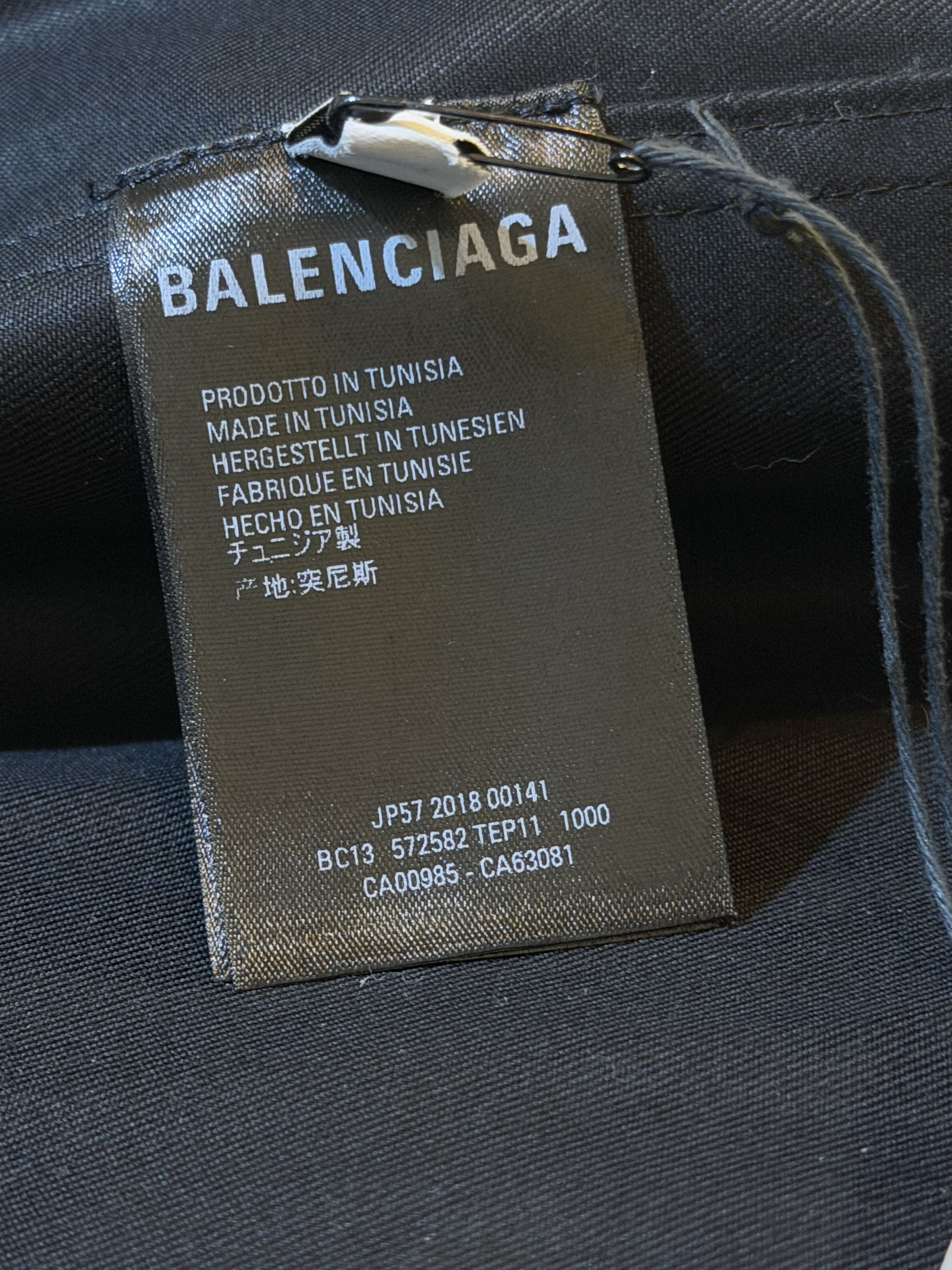 Balenciaga Balenciaga SS19 Graphic Back Button Shirt NWT FR38 Demna Size XS / US 0-2 / IT 36-38 - 8 Thumbnail
