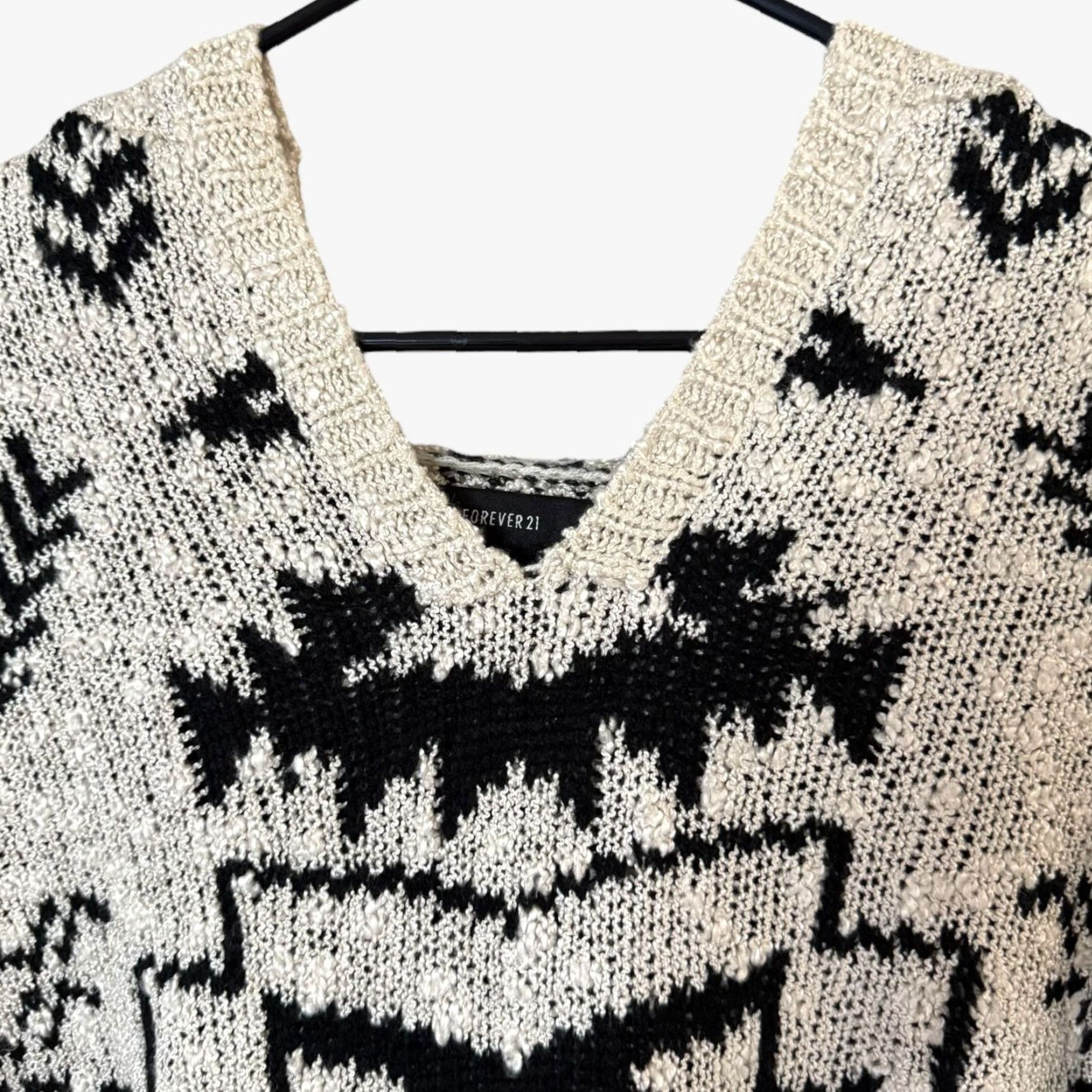 Forever 21 VINTAGE Forever 21 Aztec Hooded Poncho Sweater Women’s Small Acrylic Geometric Tribal Bohemian Oatmeal & Black Size S / US 4 / IT 40 - 5 Thumbnail