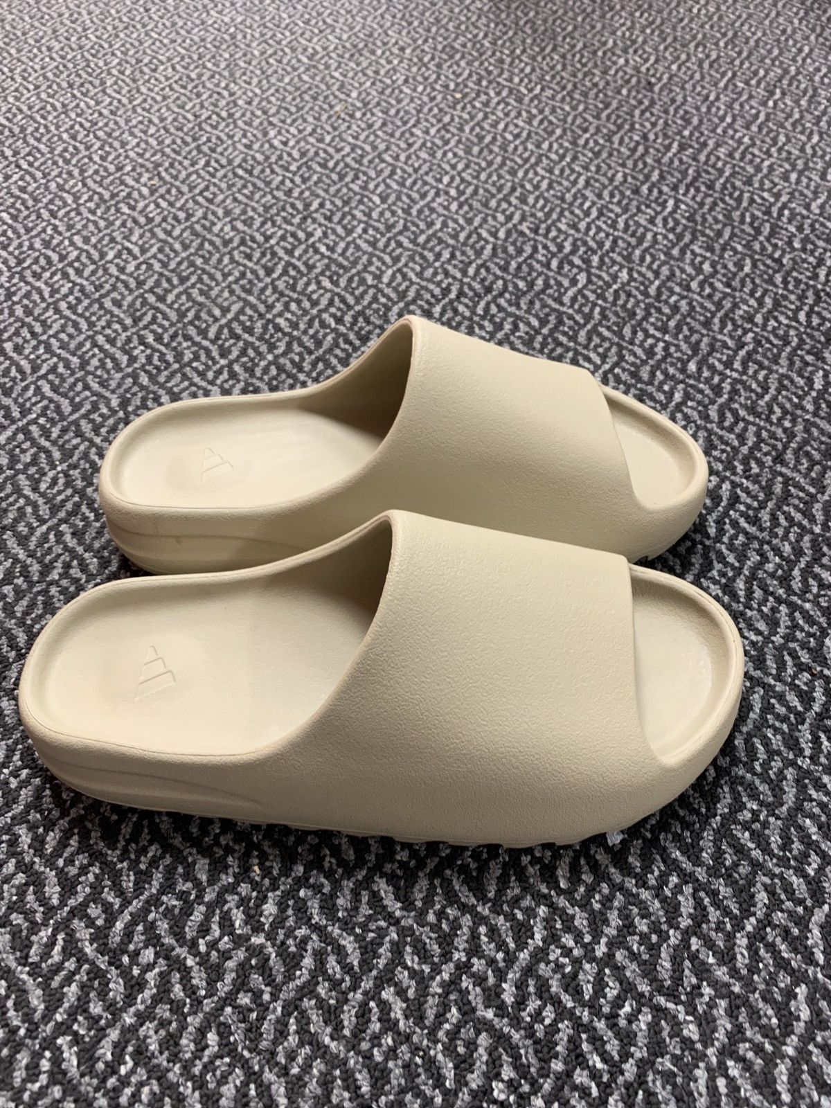 Adidas × Kanye West Yeezy slide onyx | Grailed