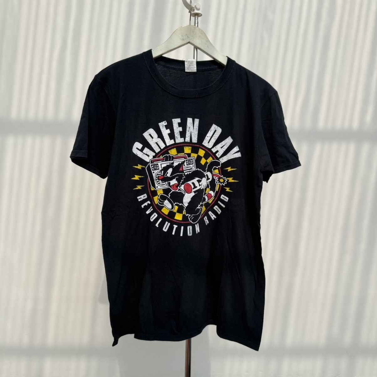 Band Tees Green Day Revolution Radio World Tour 2017 T-Shirt Size US M / EU 48-50 / 2 - 1 Thumbnail