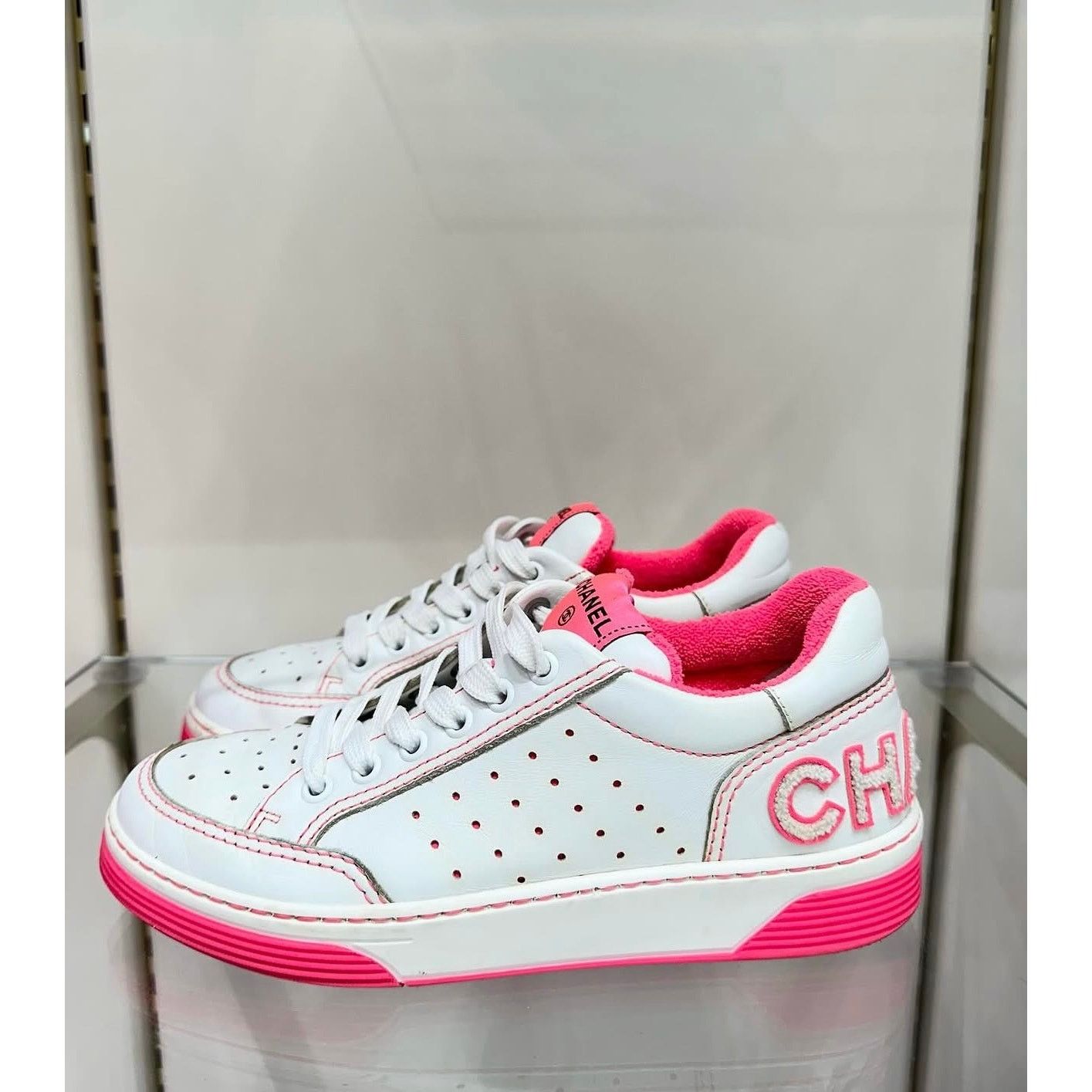 Chanel Chic Chanel White Calfskin Low-Top CC Logo Sneakers Size 36 Size US 5 / IT 35 - 3 Thumbnail