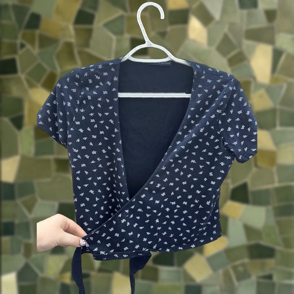 Brandy Melville Brandy Melville Womens Shirt Blue Floral Short Sleeve Cropped Crossover Wrap Tie Shirt Women Cropped Floral Short Sleeve Tie Size ONE SIZE - 1 Thumbnail