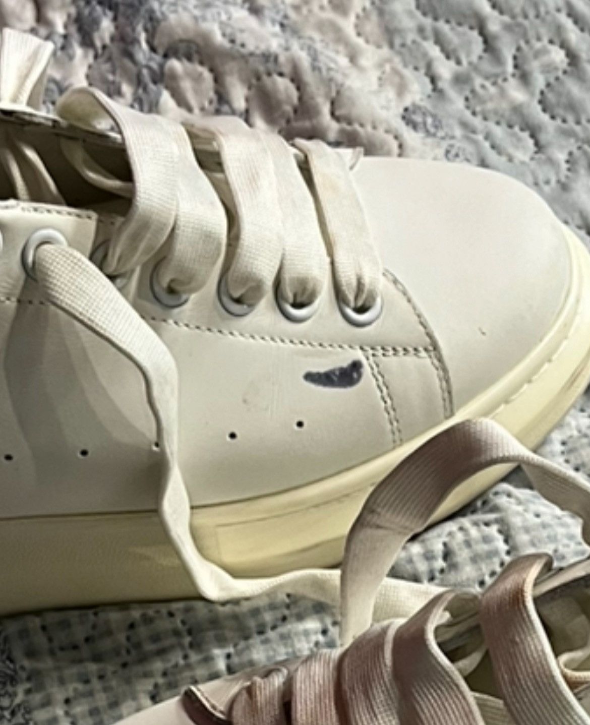 Alexander McQueen Alexander Mcqueen White Studded Oversized Low Top Sneakers Size US 12 / IT 42 - 12 Thumbnail