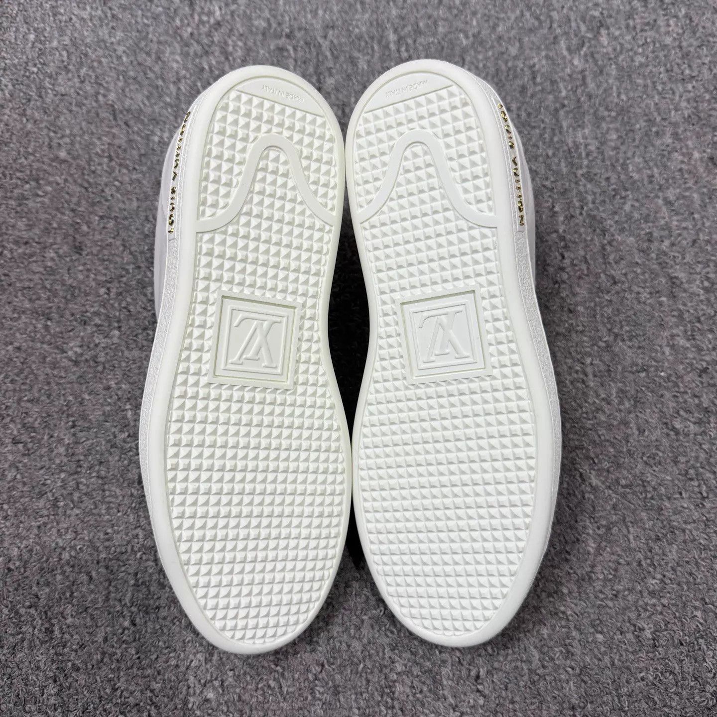 Louis Vuitton LV white metal logo unused 34 EU sneakers Size US 4 / IT 34 - 7 Thumbnail