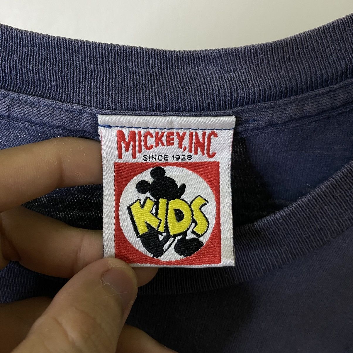 Vintage 1990s Disney Winnie The Pooh Bee Curious Cartoon T Shirt Size US S / EU 44-46 / 1 - 4 Thumbnail