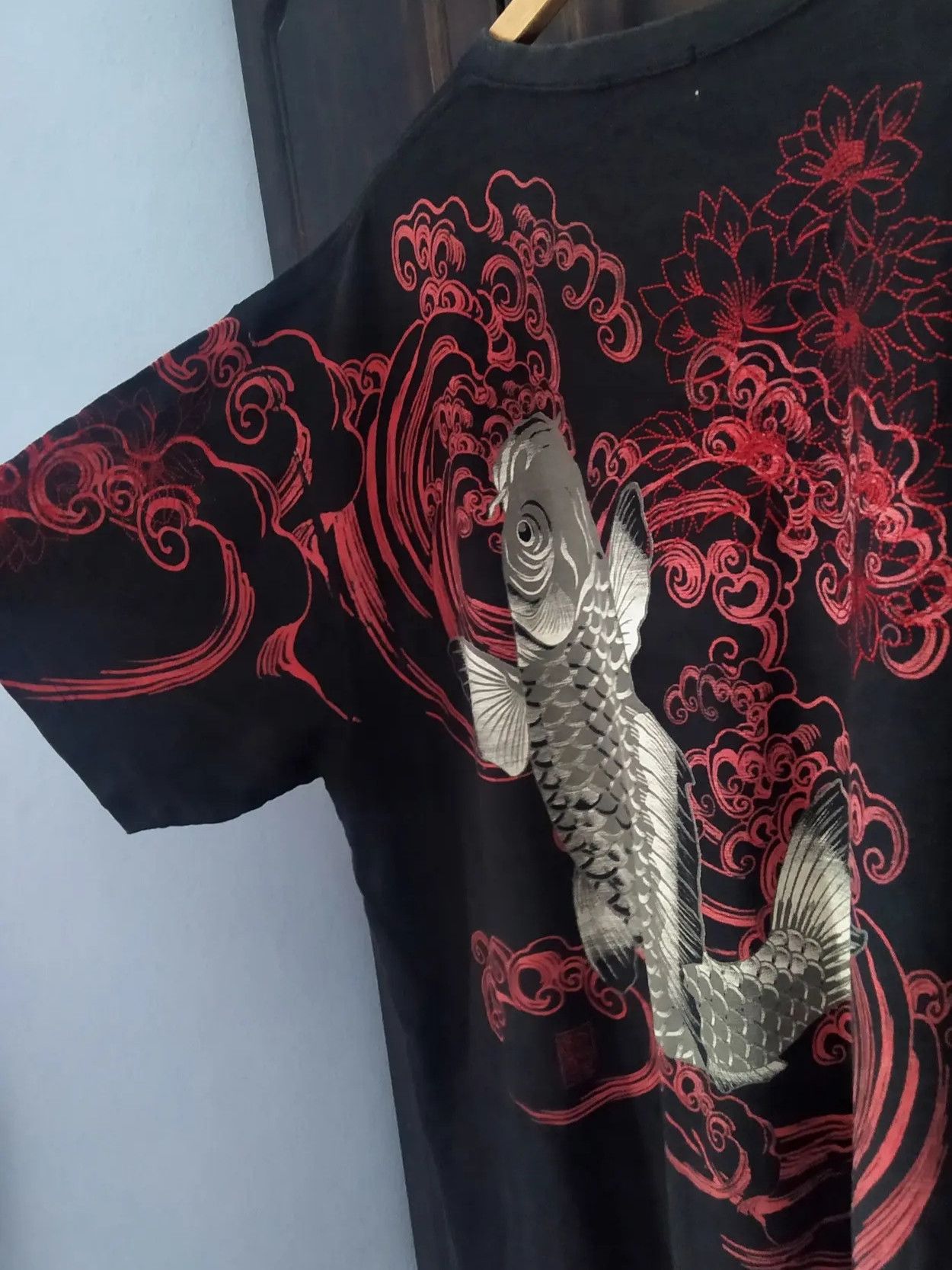 Japanese Brand 💥KARAKURI TAMASHI💥 Sukajan japan koi fish graphic T-shirt Size US XXL / EU 58 / 5 - 3 Thumbnail