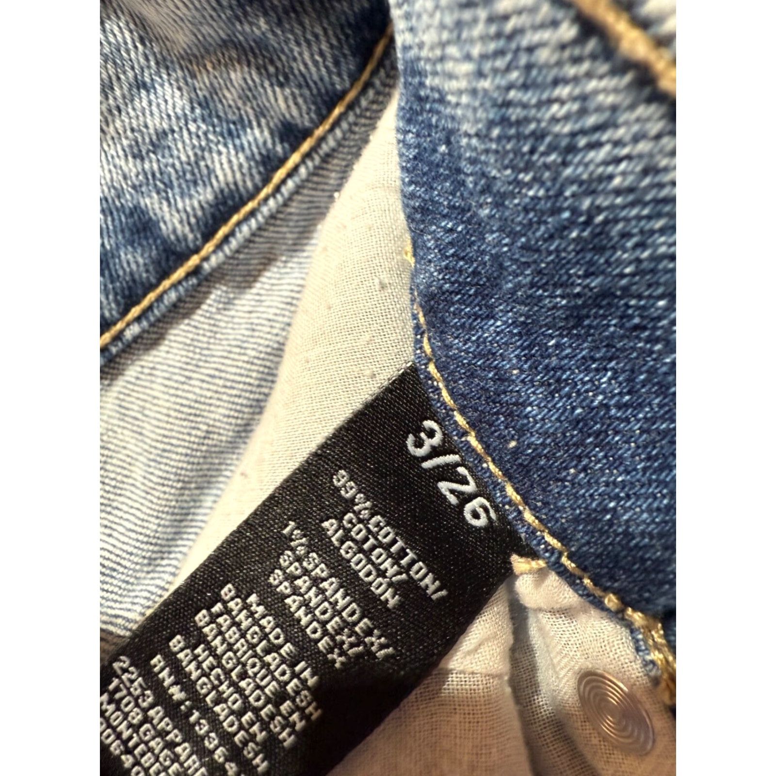 Vintage REgeneration Women's Shorts Size 3 Blue Denim 3/26 Cut Off Distress Button Fly Size 26" / US 2 / IT 38 - 2 Thumbnail