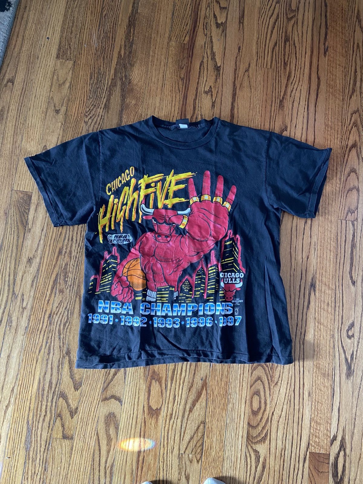 Changes × NBA × Vintage Vintage 1997 Chicago bulls championship shirt Size US XL / EU 56 / 4 - 1 Thumbnail