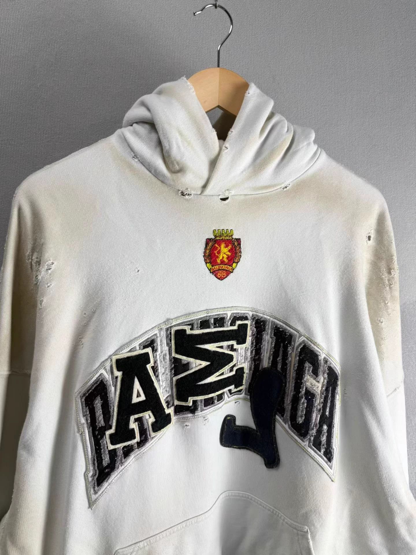 Balenciaga Balenciaga white distressed Manchester flocked logo hoodie Size US M / EU 48-50 / 2 - 3 Thumbnail