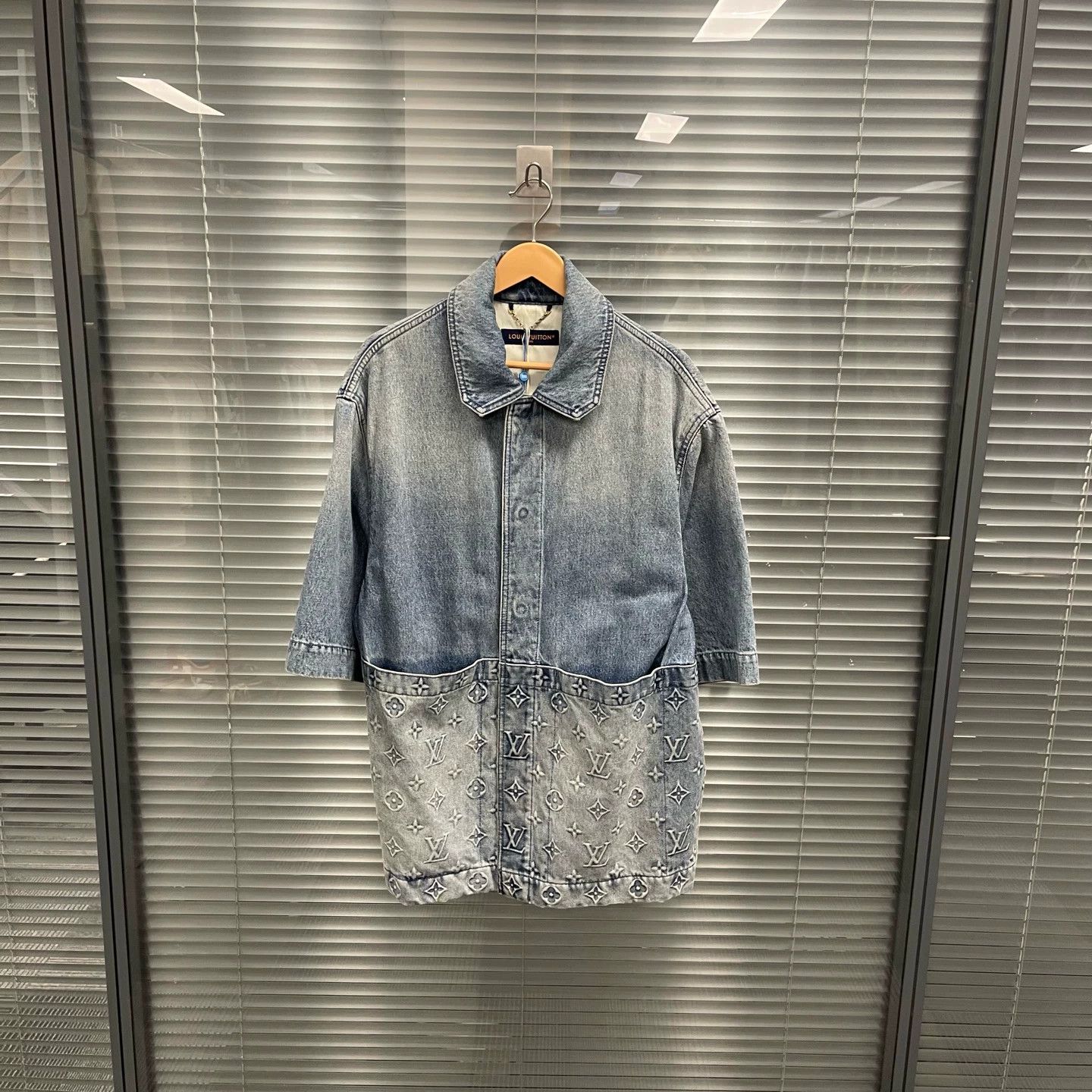 Louis Vuitton Louis Vuitton Embossed Logo Denim Short-Sleeve Shirt M Size US M / EU 48-50 / 2 - 1 Thumbnail