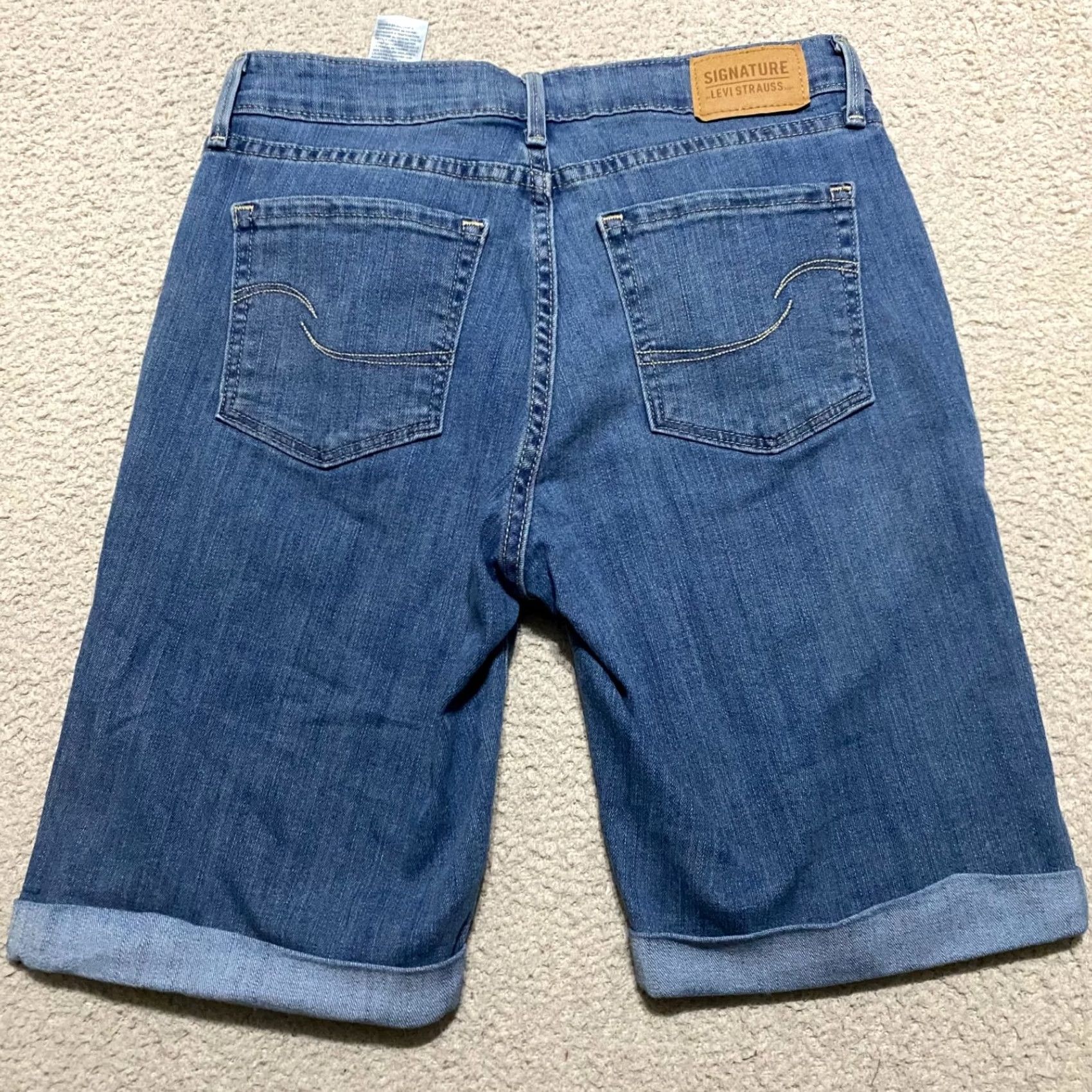 Levi's Levi's Signature Bermuda Jean Shorts Womens 2 Blue Denim Medium Wash Inseam 8" Size 26" / US 2 / IT 38 - 2 Thumbnail