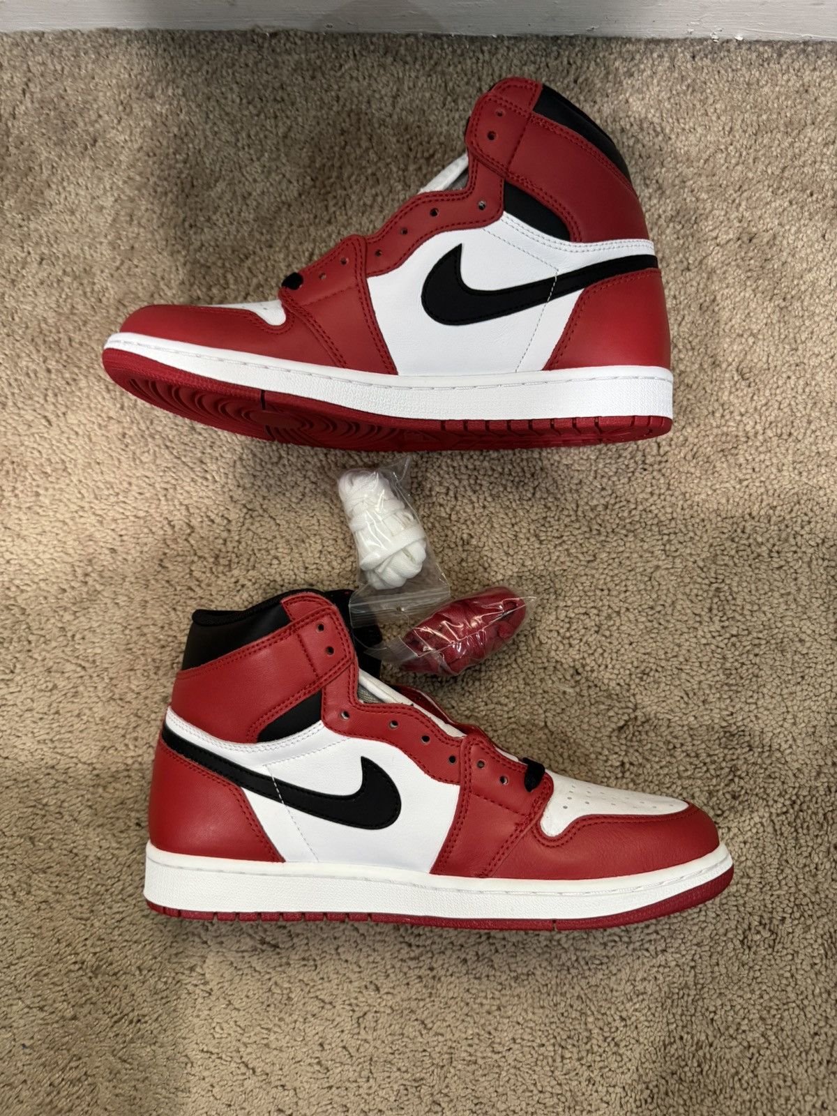 Jordan Brand Jordan 1 Chicago 2015 Size US 10 / EU 43 - 2 Thumbnail
