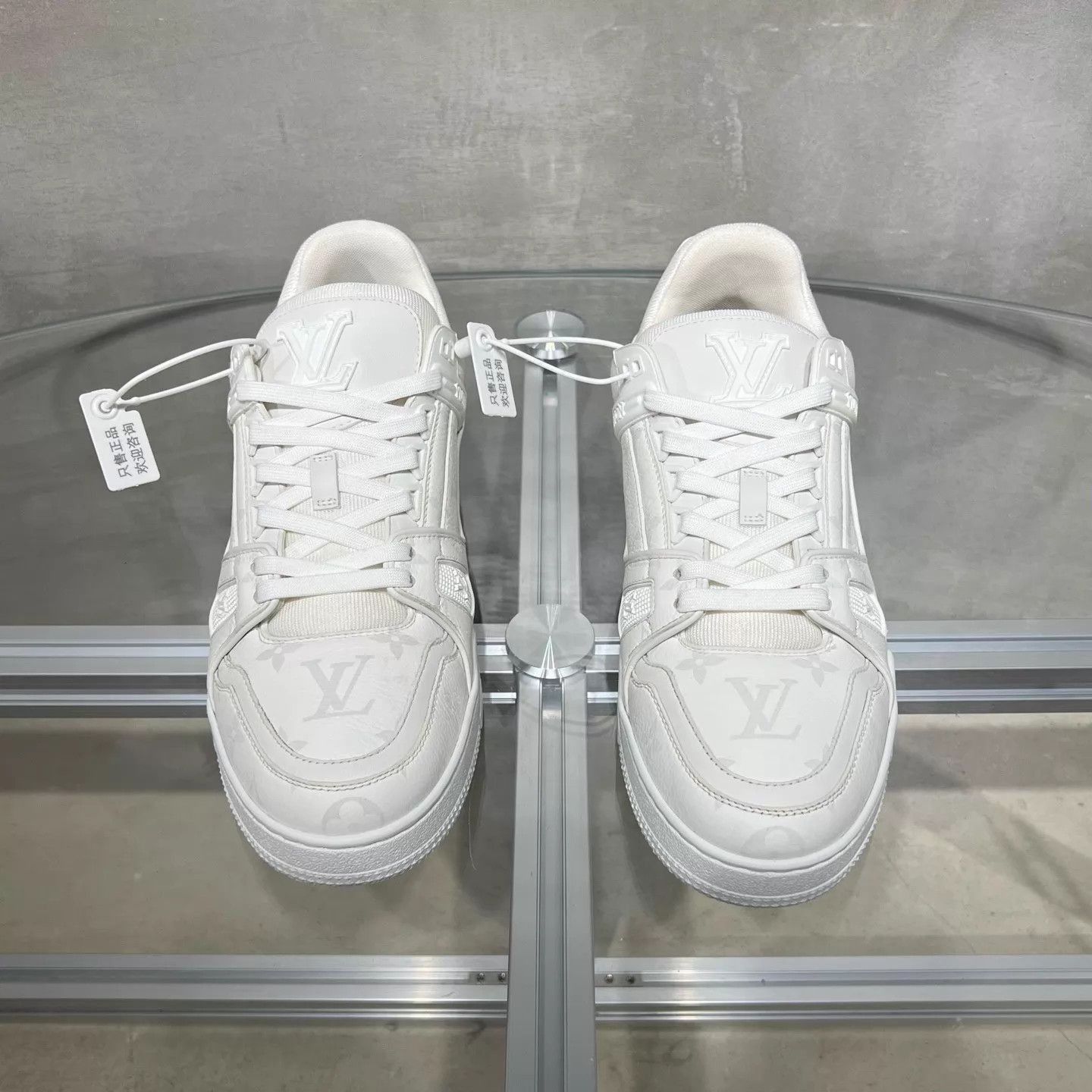 Louis Vuitton White Low-Top Sneakers Size 8.5 Size US 8.5 / EU 41-42 - 1 Thumbnail