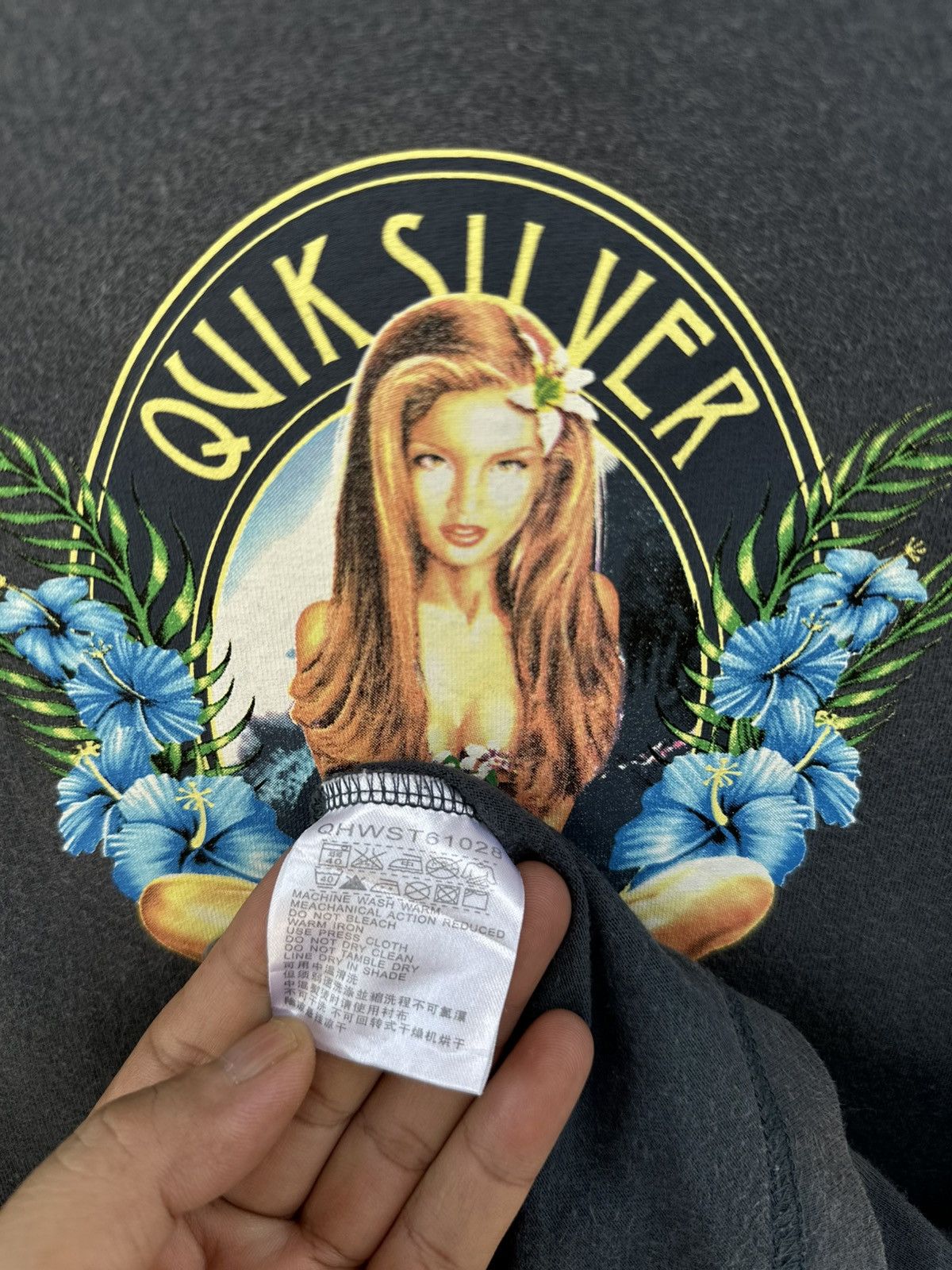 Quiksilver Thrashed Vintage Y2K Quiksilver Girl Aloha Surf Faded Tee Size US M / EU 48-50 / 2 - 7 Thumbnail