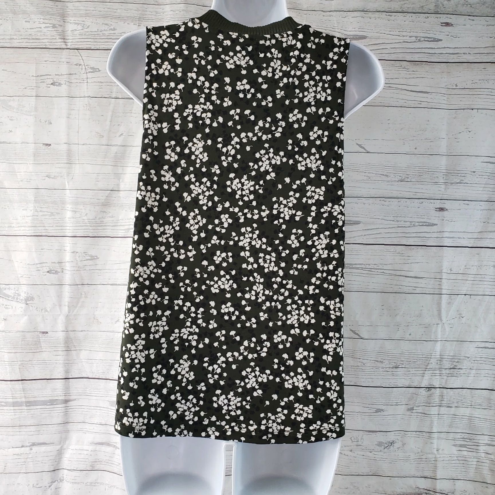 Banana Republic Banana Republic Womens Top XS Green White Floral Sleeveless Blouse Shirt Womens XS Green Floral Sleeveless Ban Republic Size XS / US 0-2 / IT 36-38 - 4 Thumbnail