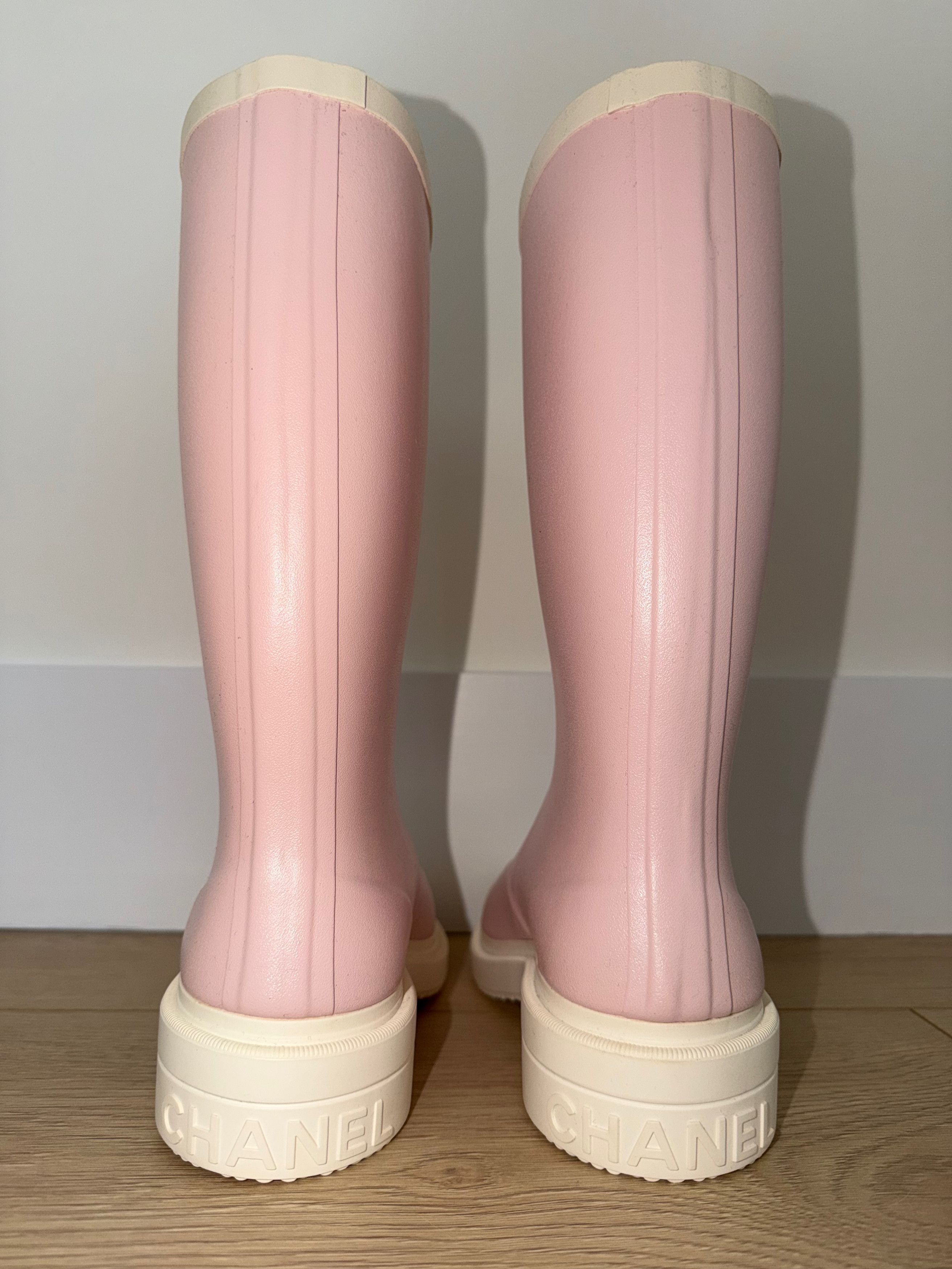 Chanel Chanel 26C White CC Logo High Pull On Rubber Rain Boots 39 Size US 9 / IT 39 - 24 Thumbnail