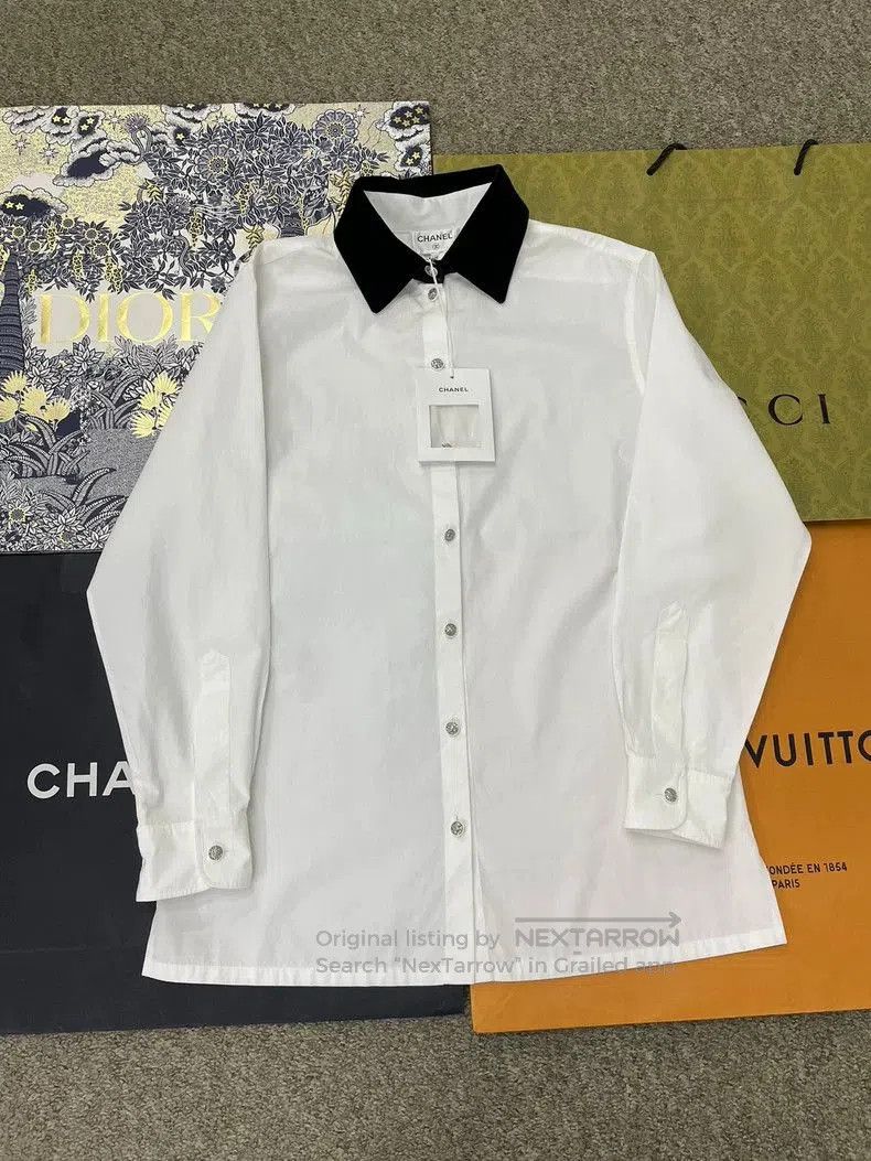 Chanel Chanel White Shirt Black Velvet Collar. Size US M / EU 48-50 / 2 - 1 Thumbnail