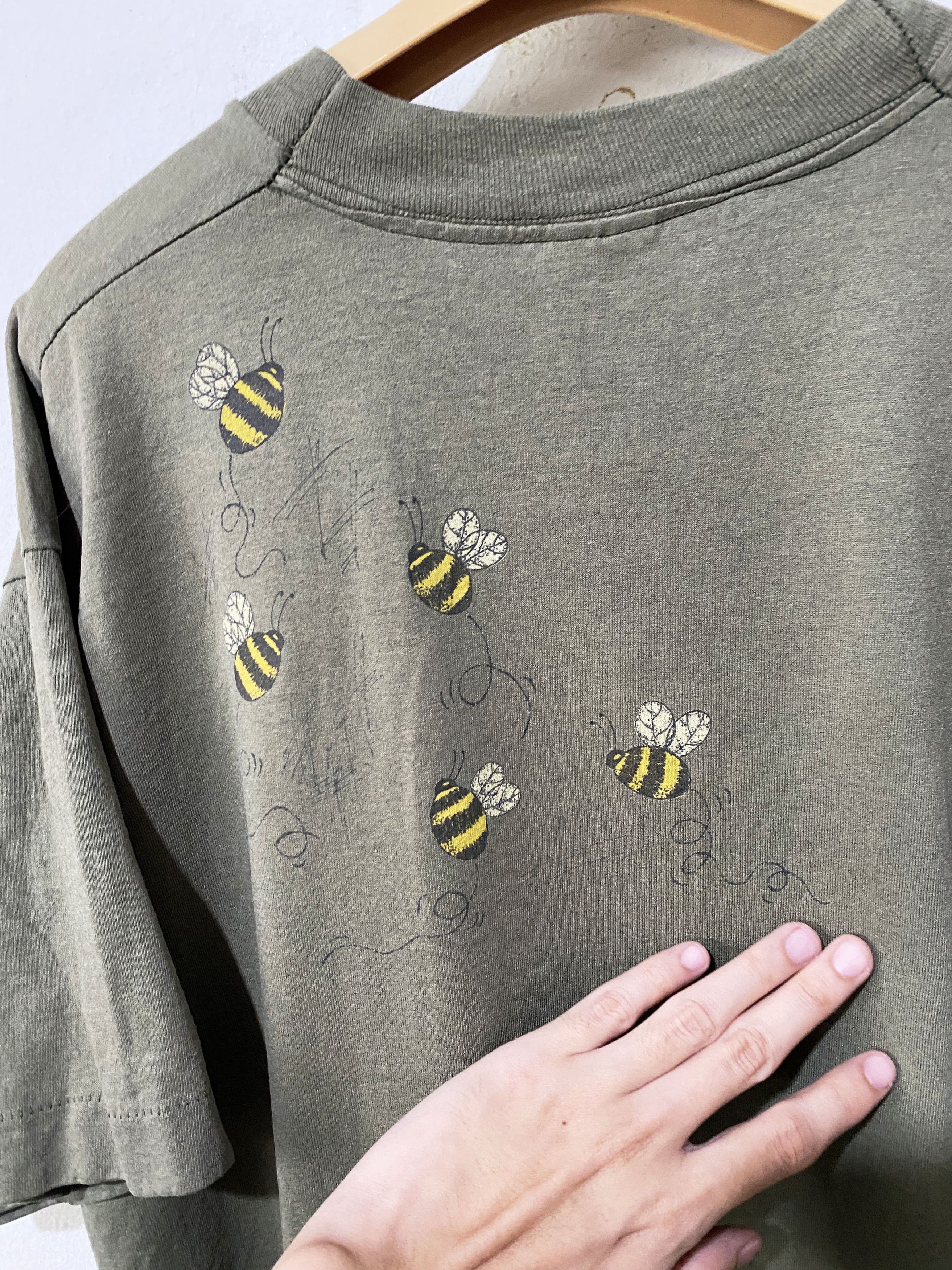 Vintage Vintage 90s Bees Shirt Size US XL / EU 56 / 4 - 5 Thumbnail