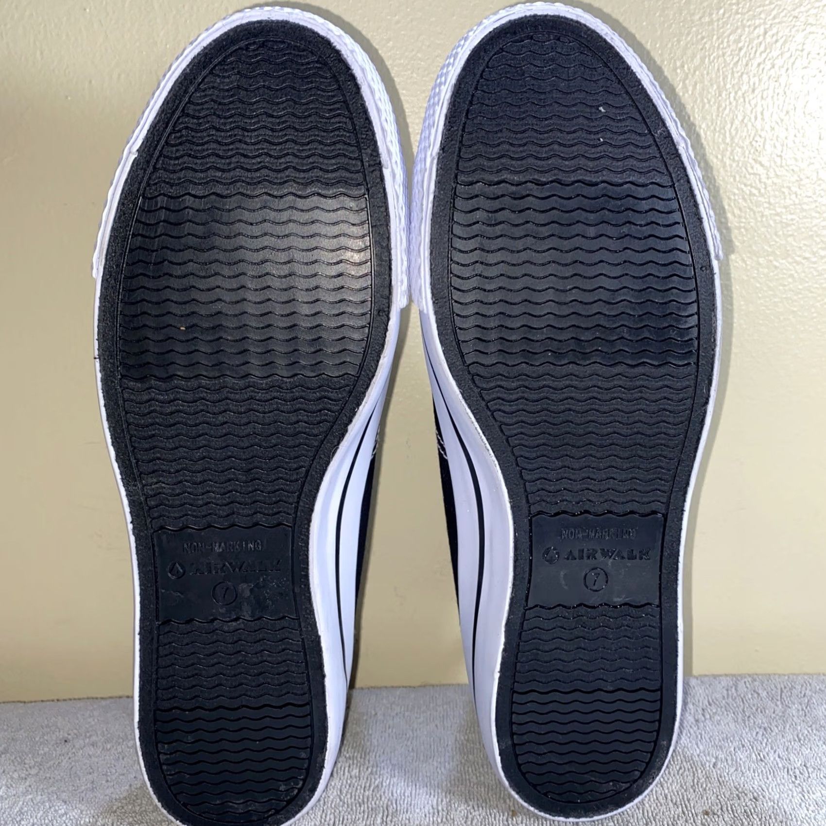 Airwalk Airwalk Mens Black Canvas Sneaker Size 7 Size US 7 / EU 40 - 8 Thumbnail