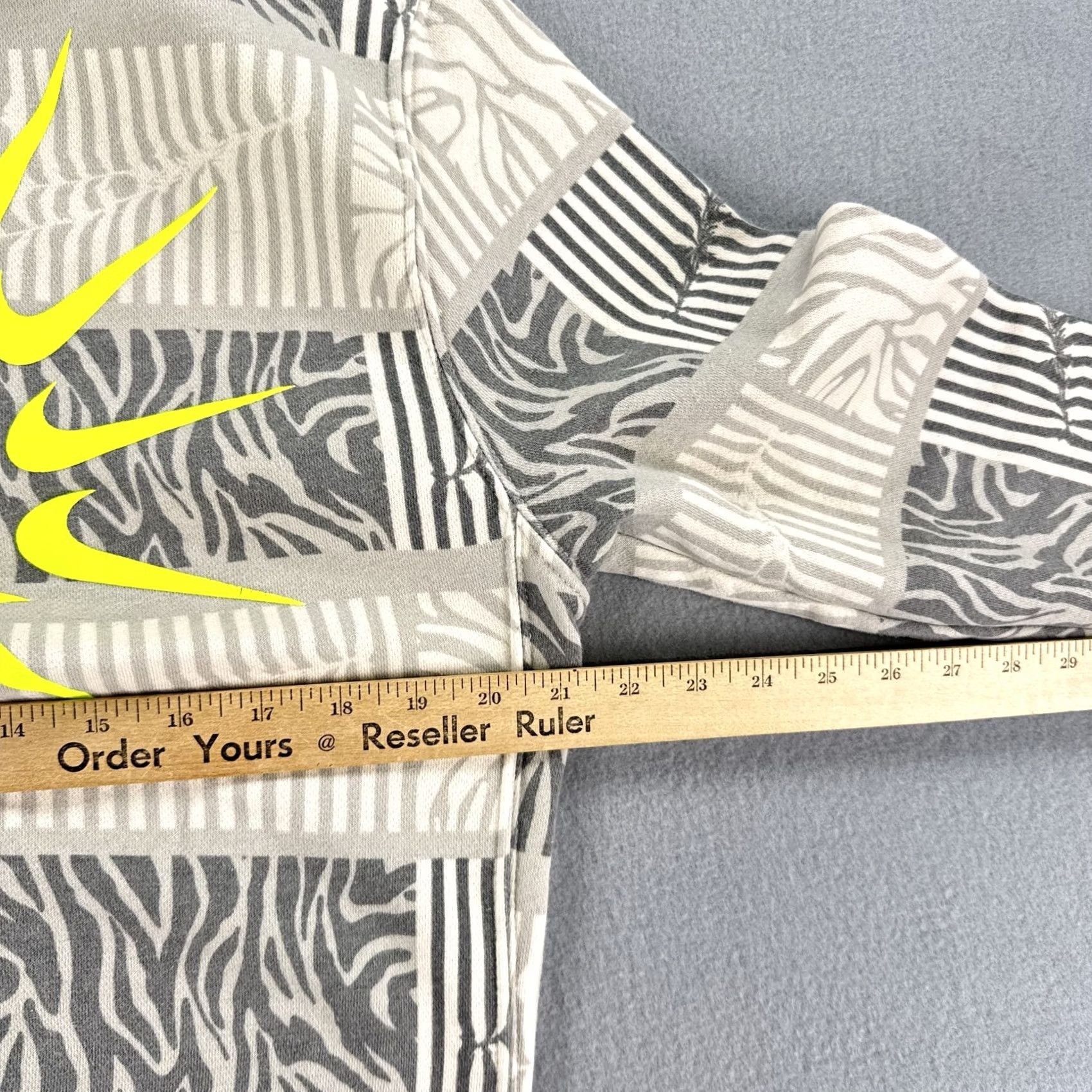 Nike Nike Sweater Mens Small Gray Beige Pattern Crewneck Infinite Line Sun Eye Swoosh Size US S / EU 44-46 / 1 - 5 Thumbnail