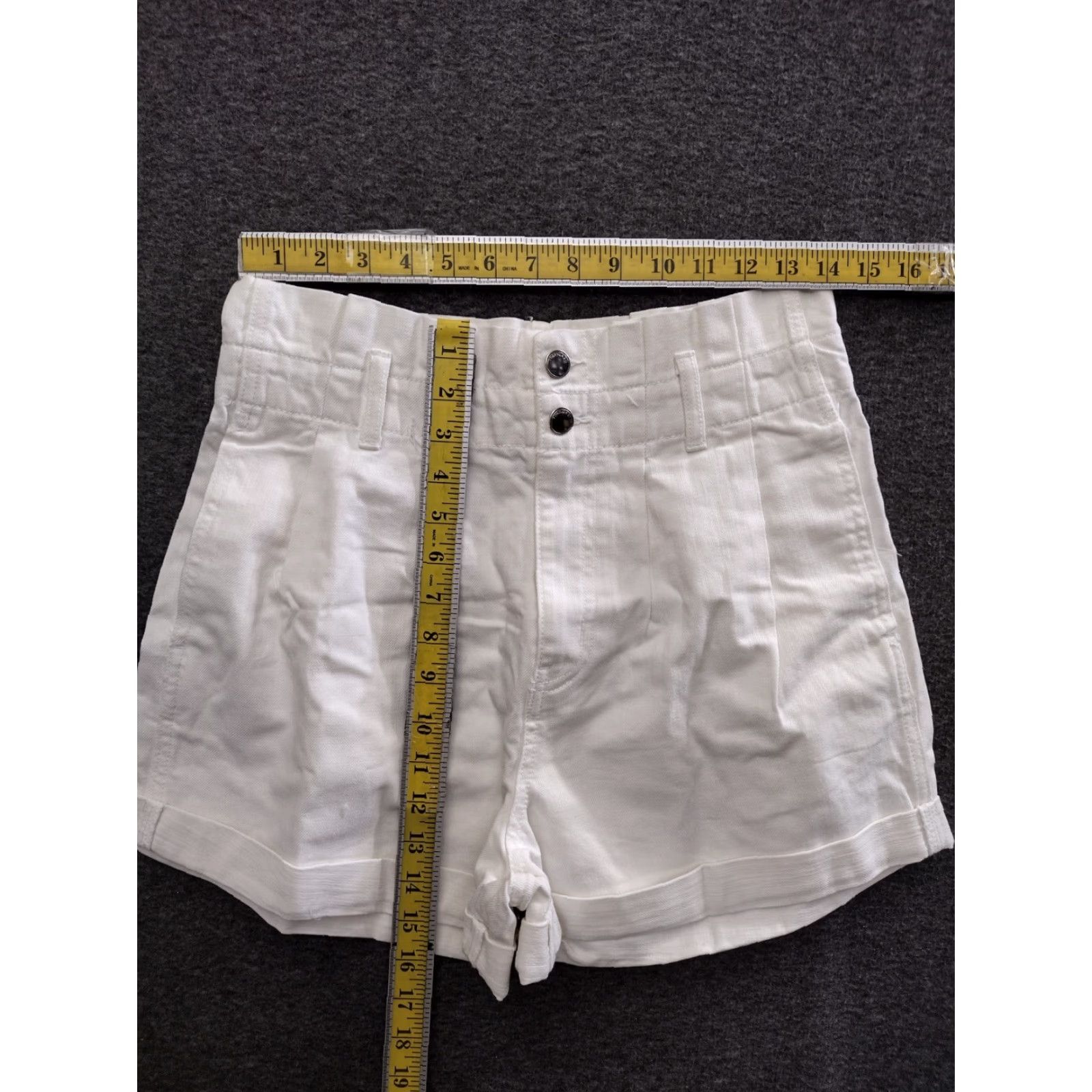 Forever 21 FOREVER 21 Denim Shorts Ivory 30 Women's Denim Shorts with Cuffed 2-Button Closure Belt Loops Mid Rise Size 30" / US 8 / IT 44 - 4 Thumbnail