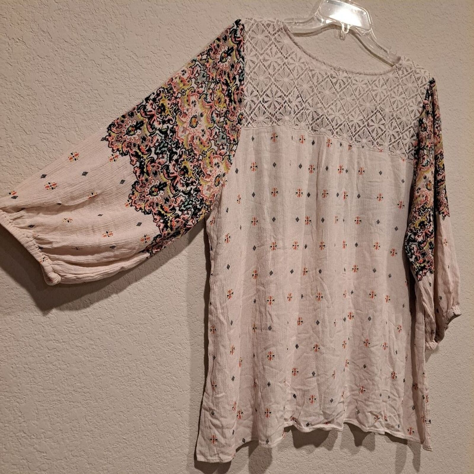 Other Eyeshadow crocheted shoulders white floral blouse size 2X Size XXL / US 16-18 / IT 52-54 - 7 Thumbnail