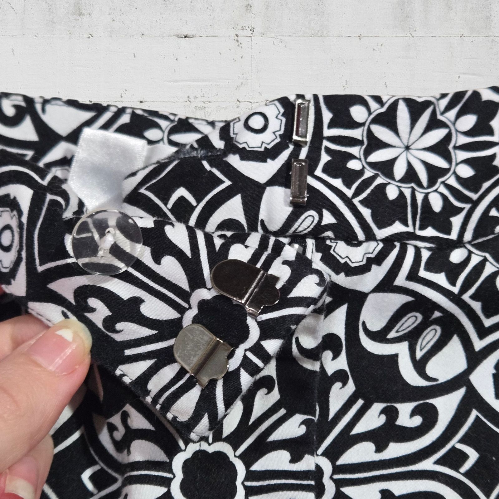 Other Y2K Black White Medallion Capri Pants Size 8 Petites Size 29" - 3 Thumbnail