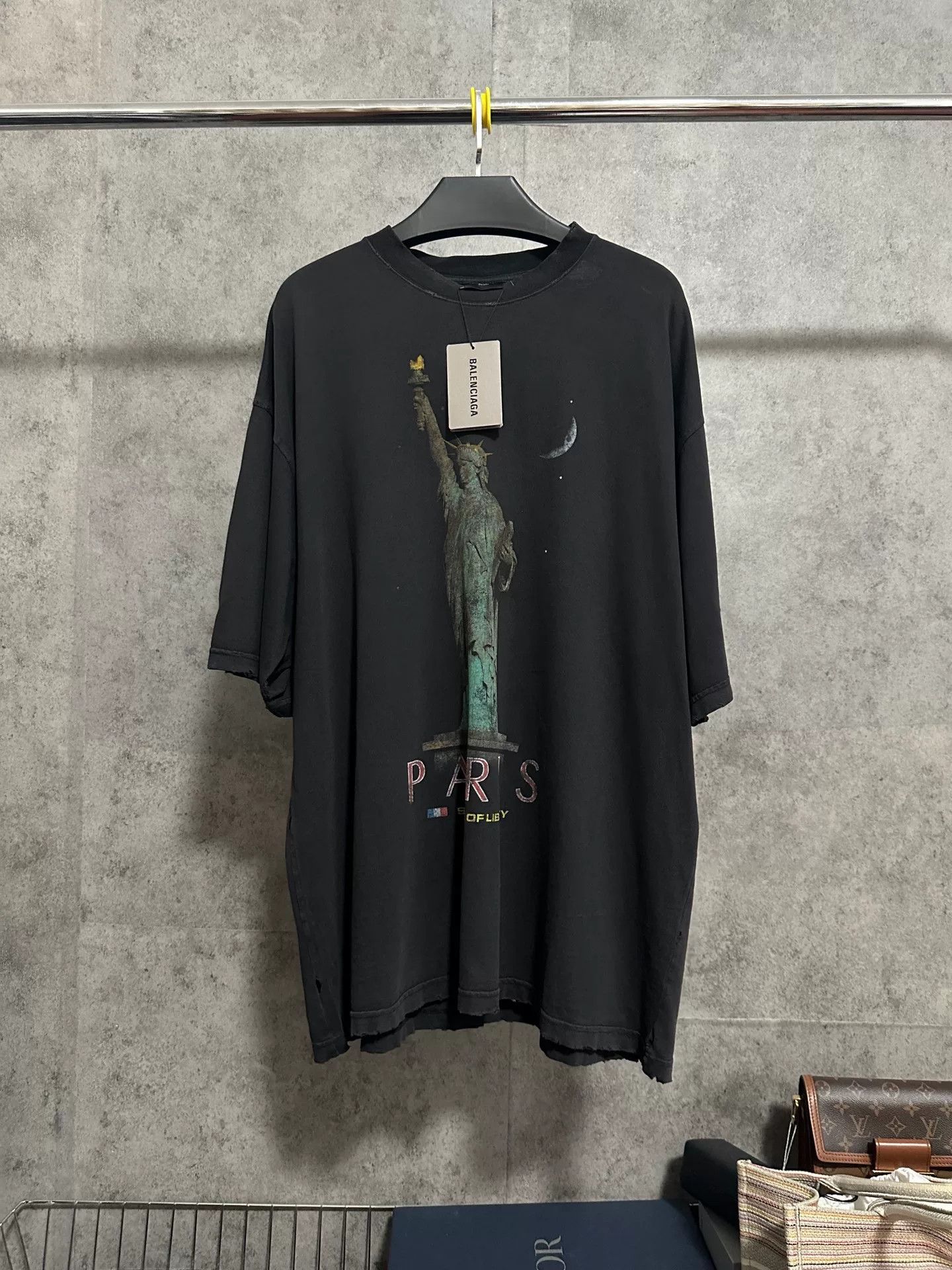 Balenciaga Balenciaga 24FW Liberty Statue Destroyed T-Shirt Size US XL / EU 56 / 4 - 1 Thumbnail