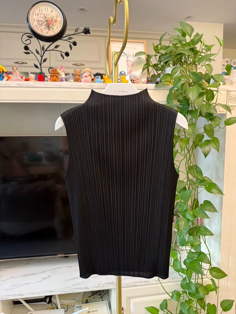 Issey Miyake Issey Miyake size:5 Black pleated vest Size XS / US 0-2 / IT 36-38 - 2 Thumbnail