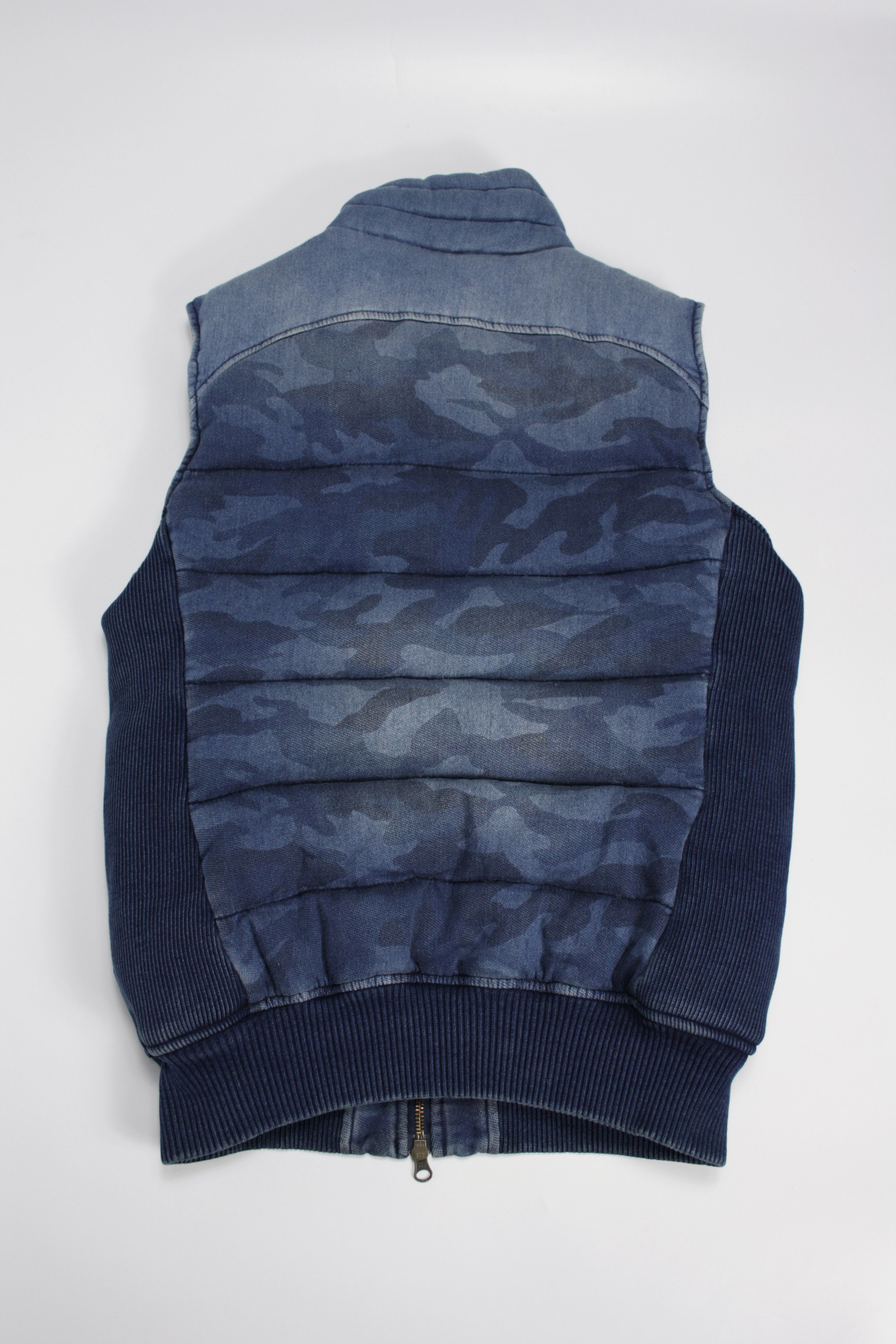 Japanese Brand 1PIU1UGUALE3 RELAX Washed Camo Denim Puffer Down Vest Size US S / EU 44-46 / 1 - 4 Thumbnail