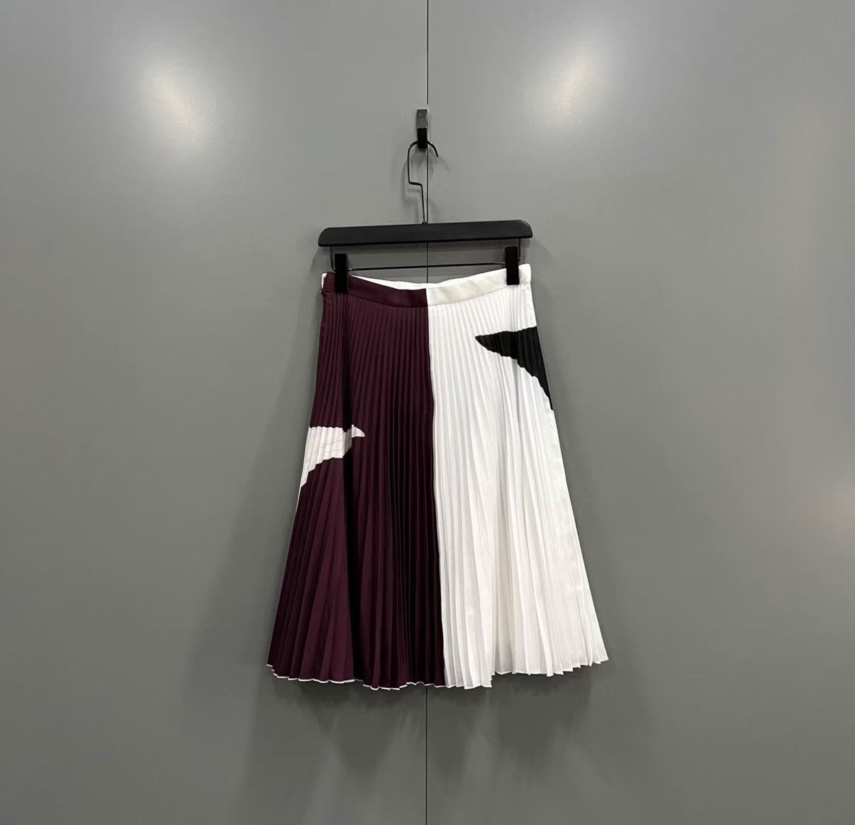 Burberry Burberry Swan Pattern Pleated Skirt J41 Size 25" / US 0 / IT 36 - 2 Thumbnail