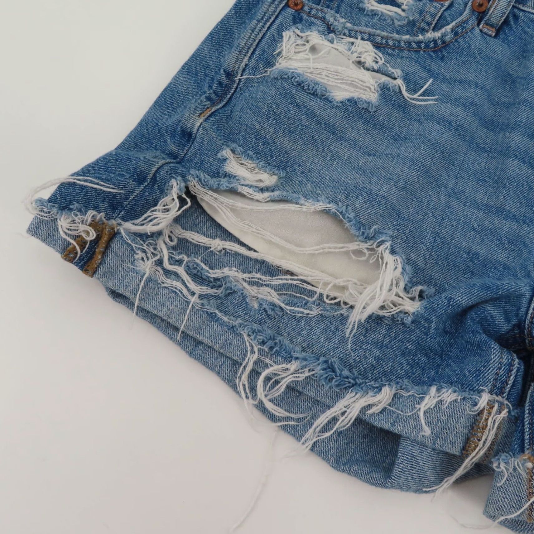 American Eagle Outfitters VINTAGE American Eagle Outfitters Women Tomgirl Short Blue Distressed Denim Jean Cotton Size 26" / US 2 / IT 38 - 4 Thumbnail