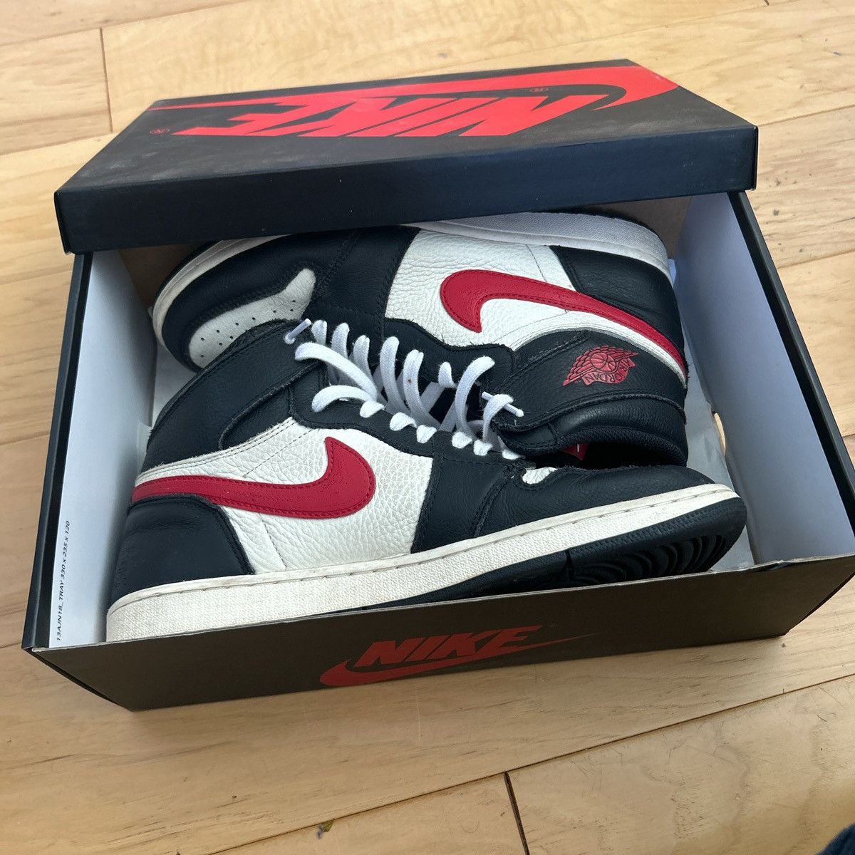 Jordan Brand × Nike Jordan 1 high “sports illustrated” Size US 11 / EU 44 - 8 Thumbnail