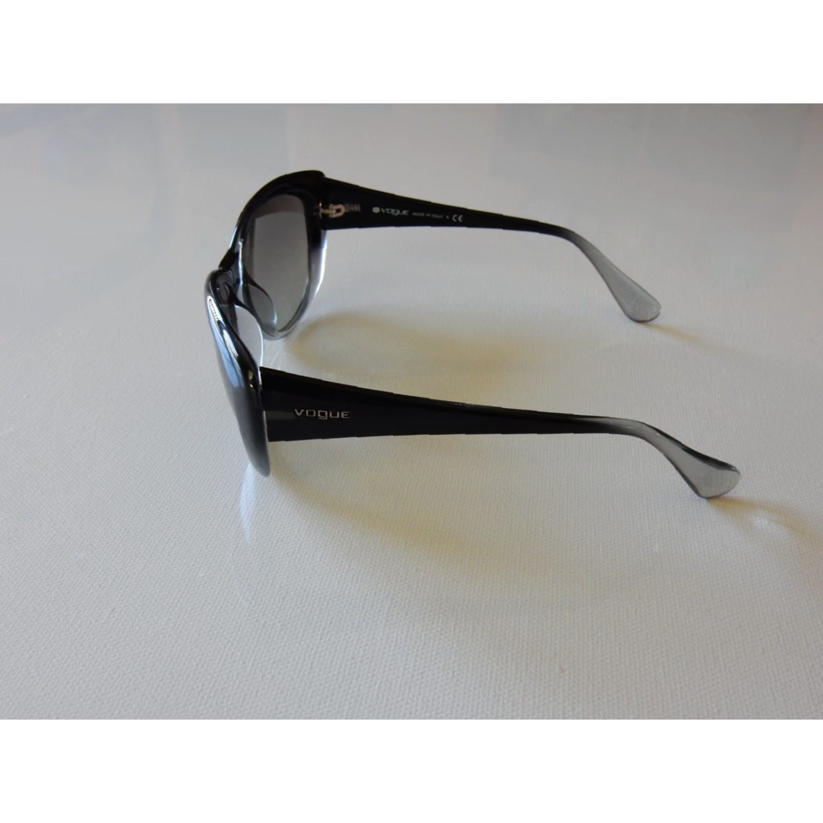 Vogue VOGUE Sunglasses Women Black small scratches vintage 2010s Size ONE SIZE - 3 Thumbnail
