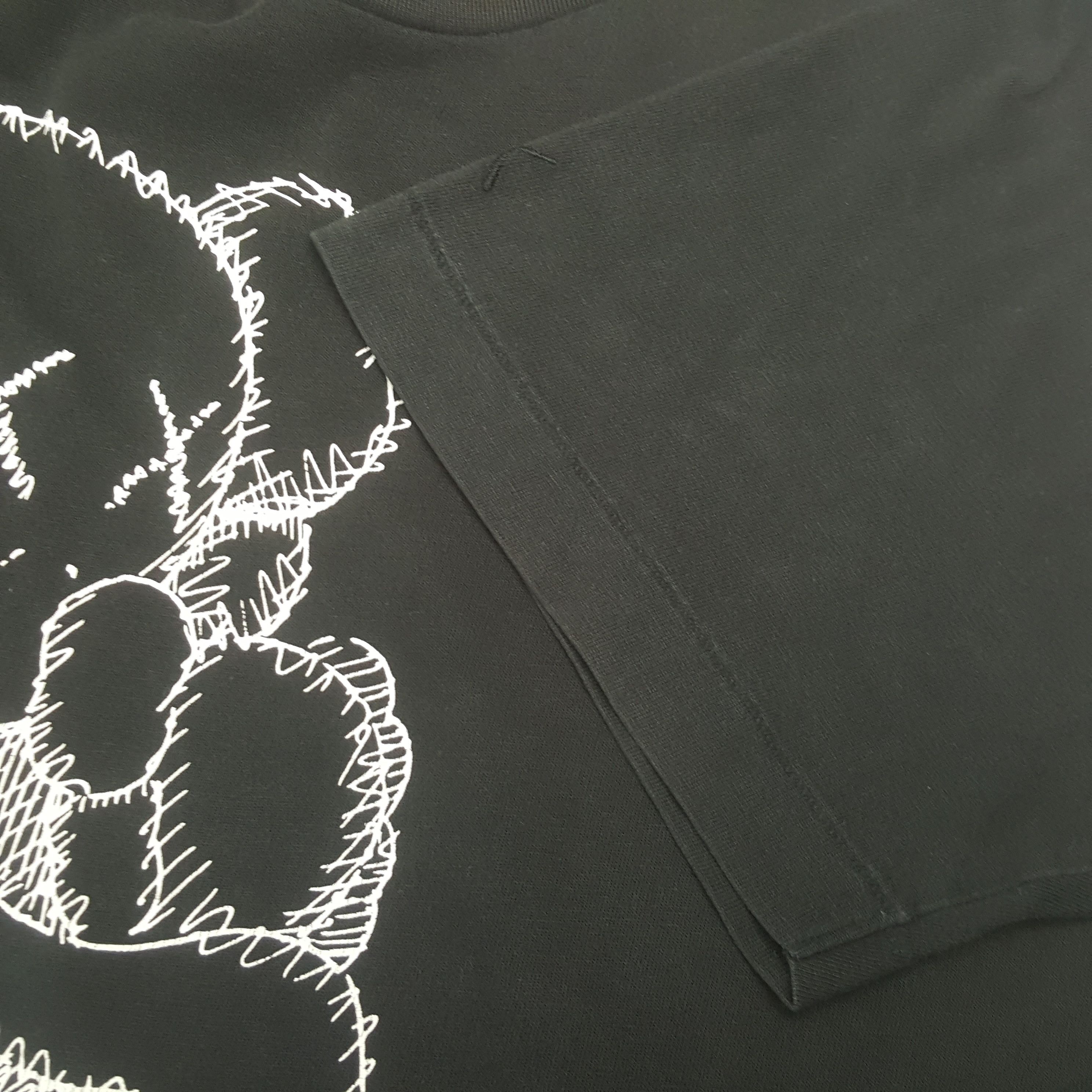 Uniqlo Uniqlo Kaws Streetwear Tshirt C294N40 Size US L / EU 52-54 / 3 - 6 Thumbnail
