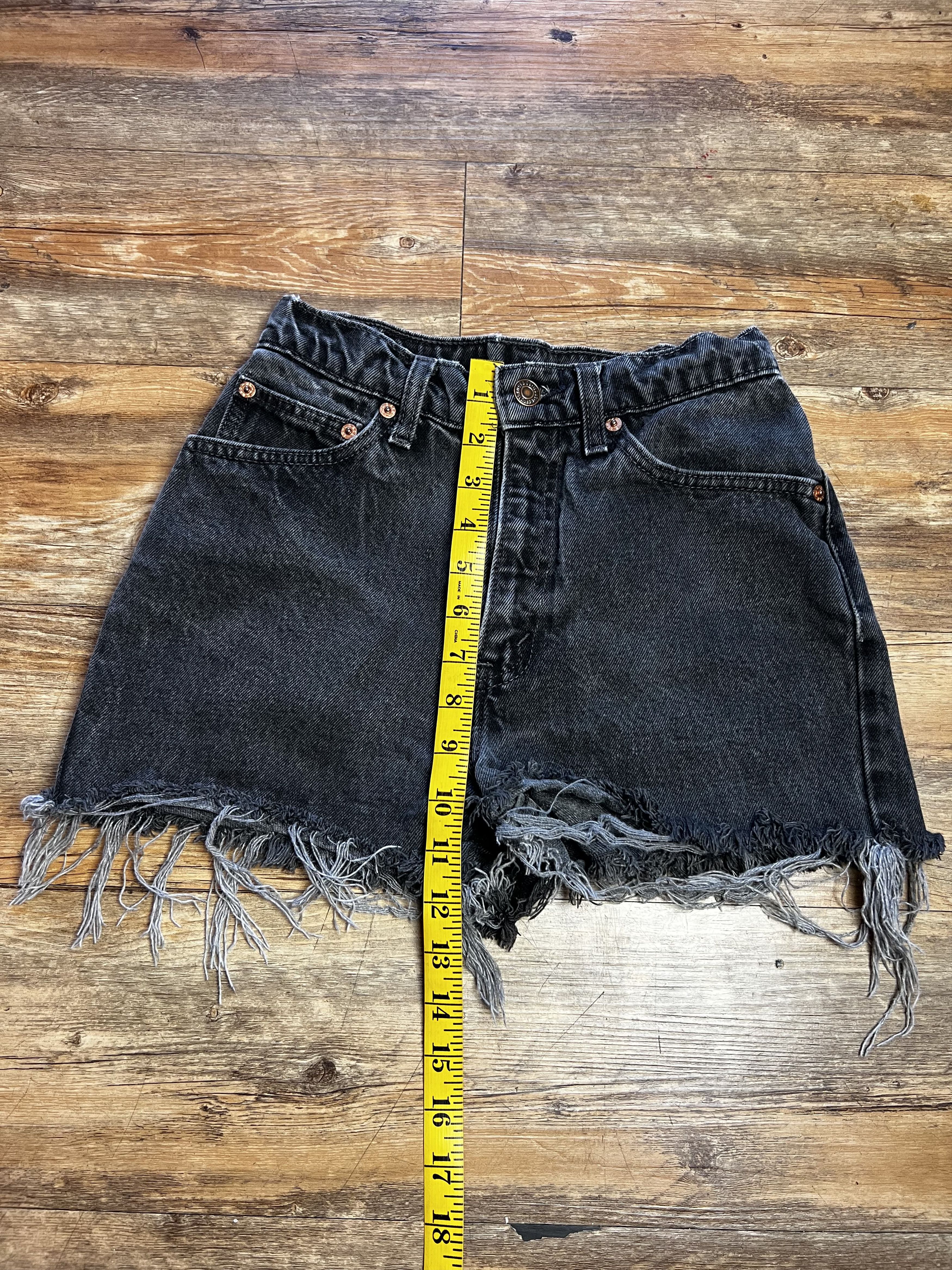 Levi's Vintage Levi's 512 Black Slim Fit Cut Off Denim Jean Shorts Size 24" / US 00 / IT 34 - 11 Thumbnail