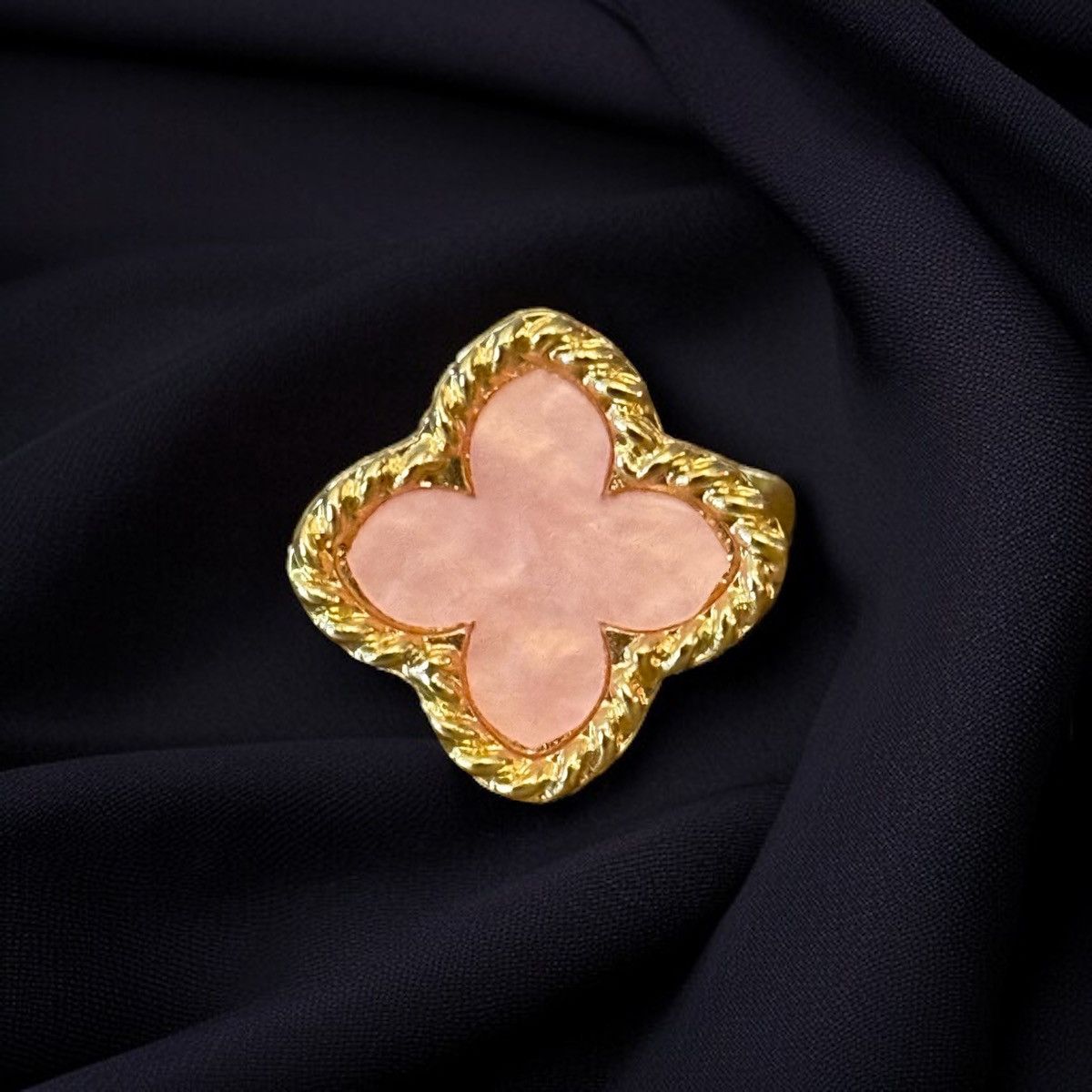 Other Gold tone pink mother of pearl inlay clover ring Size ONE SIZE - 1 Thumbnail
