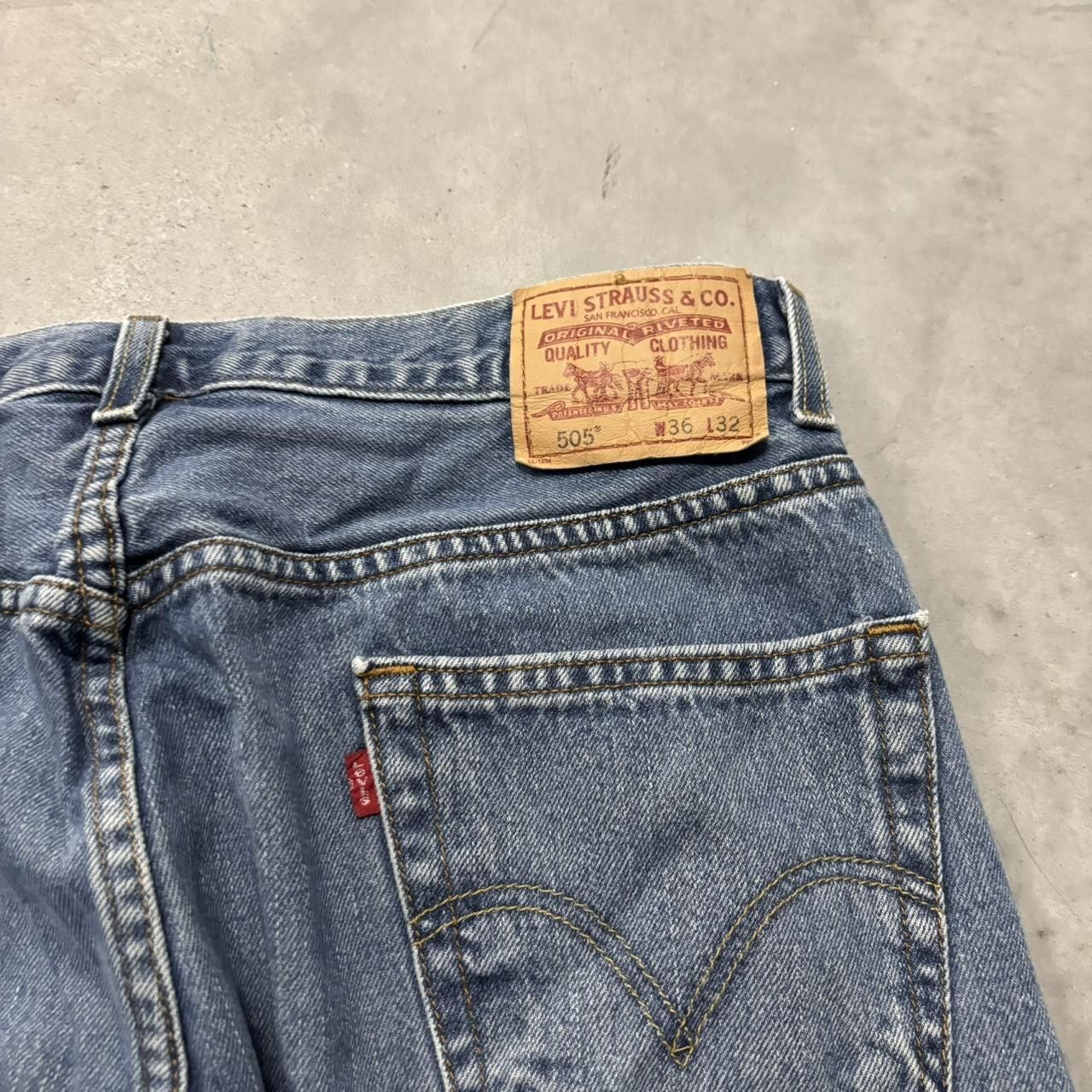 Levi's × Vintage Crazy Vintage Y2K/2000s Levis Medium Wash Essential Denim Jeans! Size US 36 / EU 52 - 7 Thumbnail
