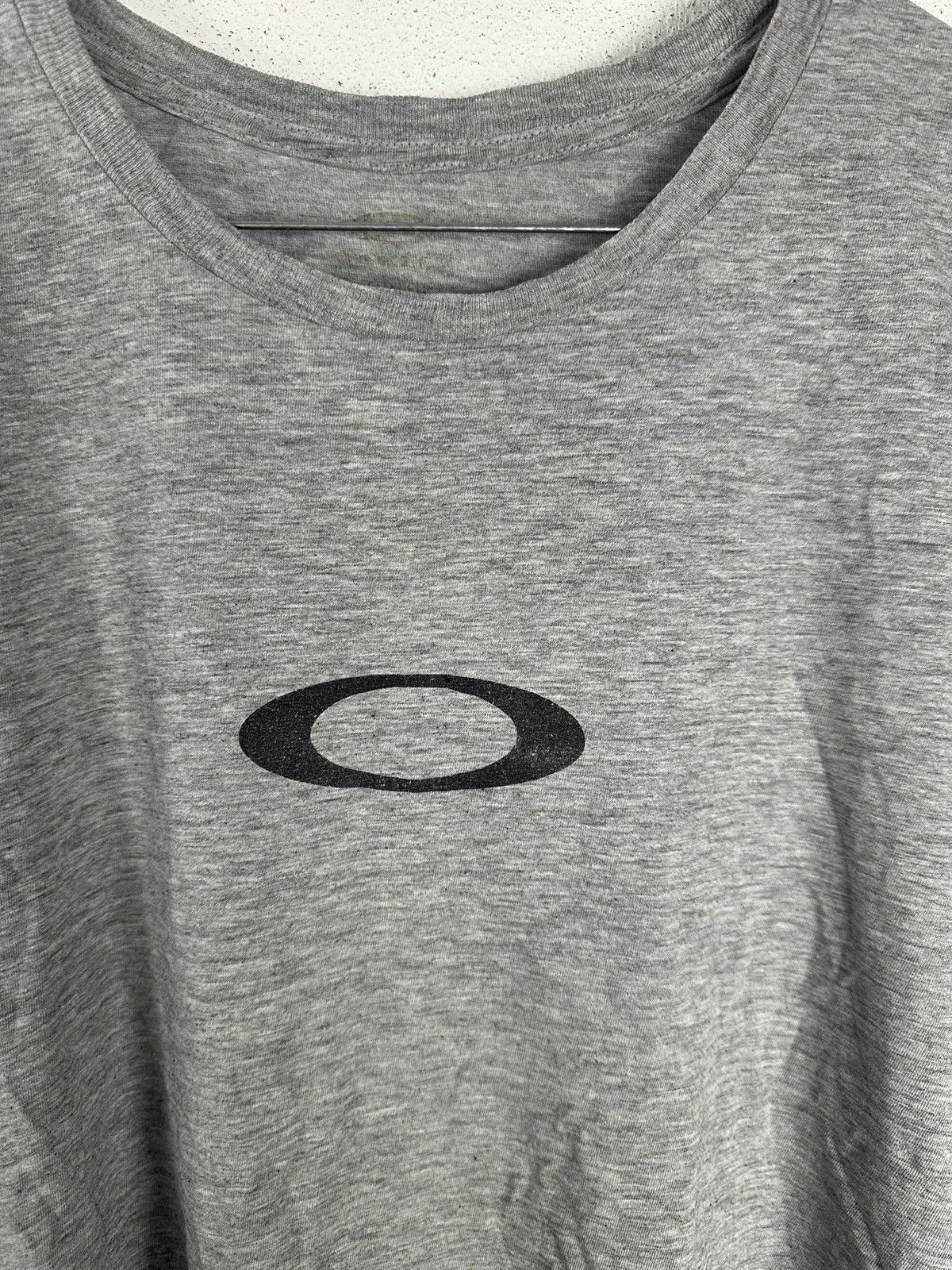 Japanese Brand Mens Vintage Oakley T Shirt centre logo Y2K rare streetwear Size US M / EU 48-50 / 2 - 2 Thumbnail