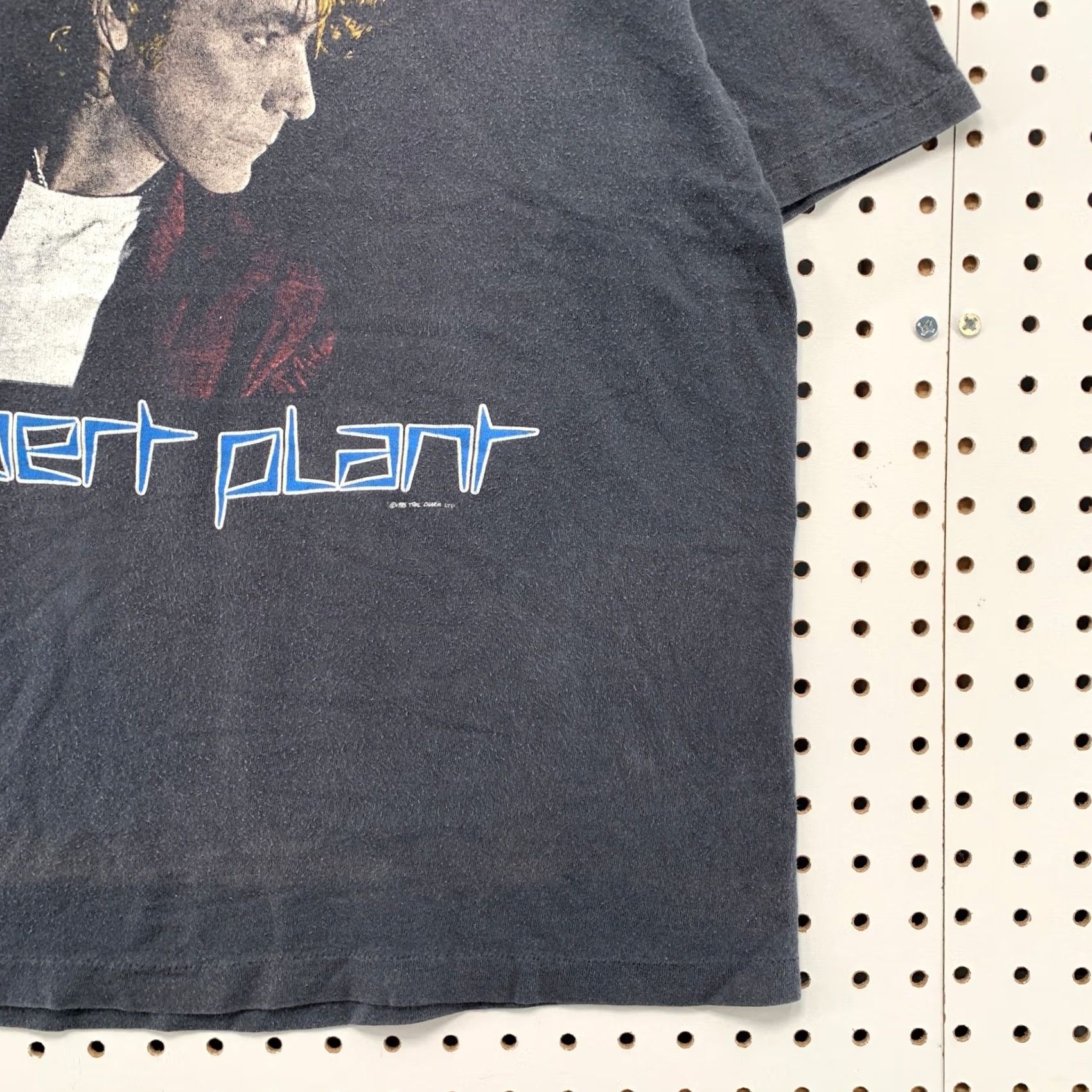 Hanes VINTAGE Robert Plant Led Zeppelin T Shirt Mens L Black 1985 Rock Band USA Mens L Black Size US L / EU 52-54 / 3 - 6 Thumbnail