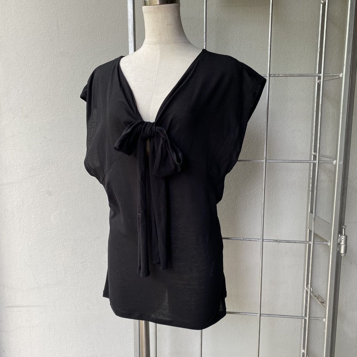 TSUMORI CHISATO Black Butterfly Shoulder V-Neck Top Bow Tie