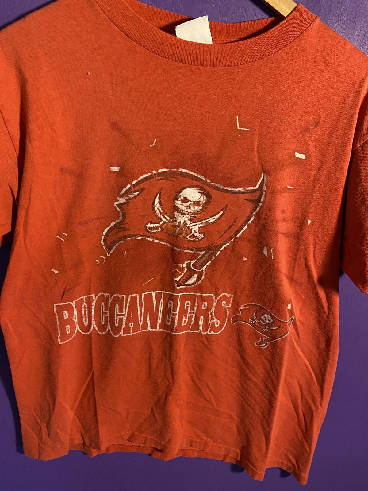 NFL × Vintage Vintage 90s Tampa Bay Buccaneers logo t-shirt Size US L / EU 52-54 / 3 - 3 Thumbnail