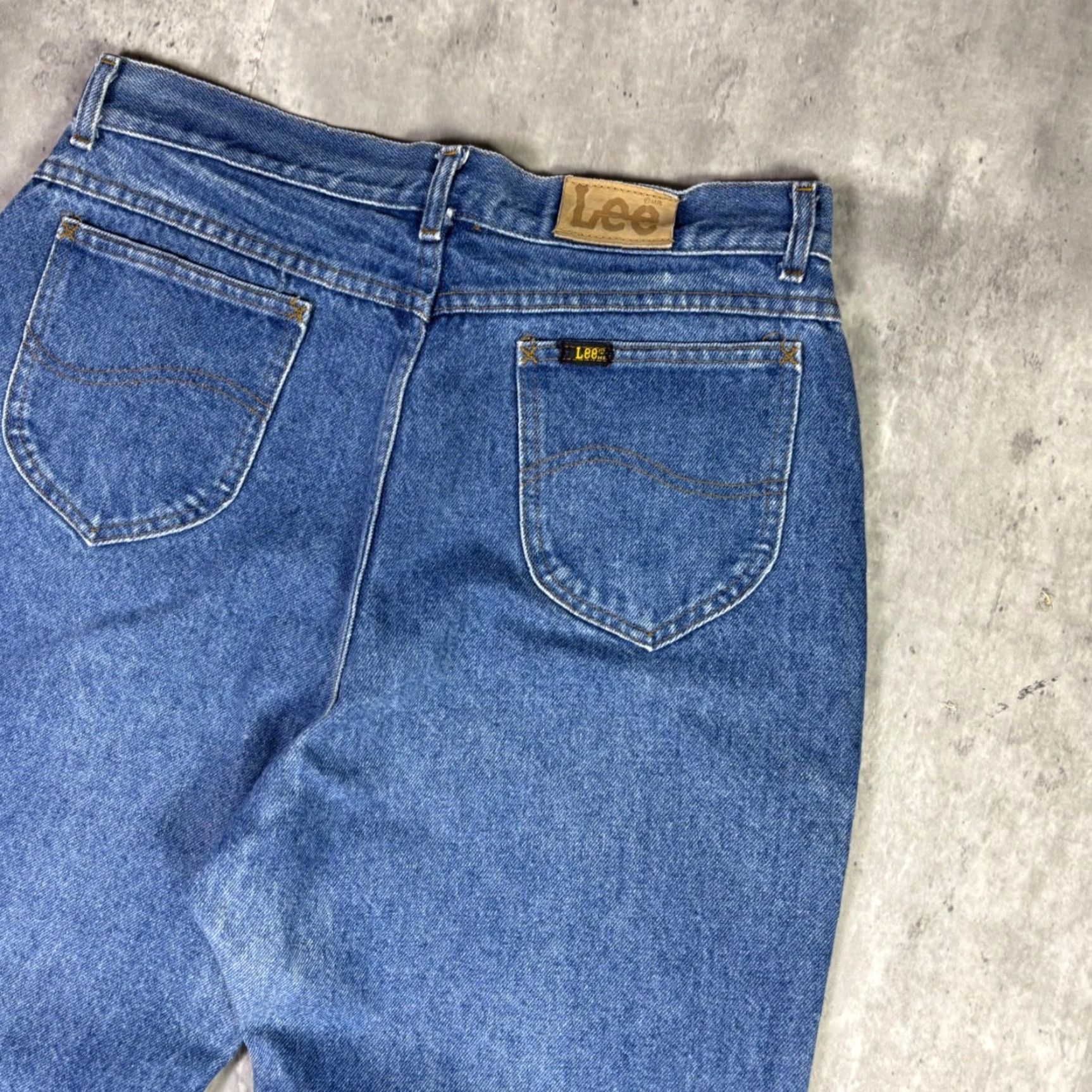 Lee VINTAGE Lee Jeans Mens Medium Wash Straight Leg Denim Pants 30x28 Retro 90s Regular Rise High 5-Pocket Logo Button Zip with Stretch Denim Blue Size US 30 / EU 46 - 6 Thumbnail