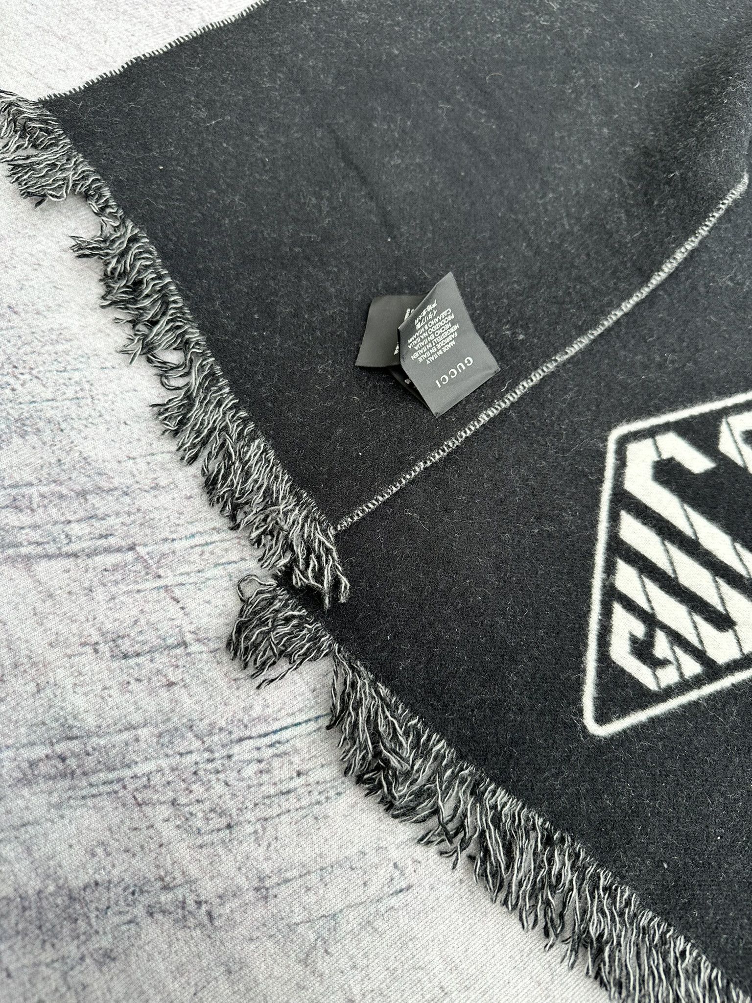 Gucci Gucci Scarf Black Logo Bicolor Fringe Wool and Cashmere Size ONE SIZE - 5 Thumbnail