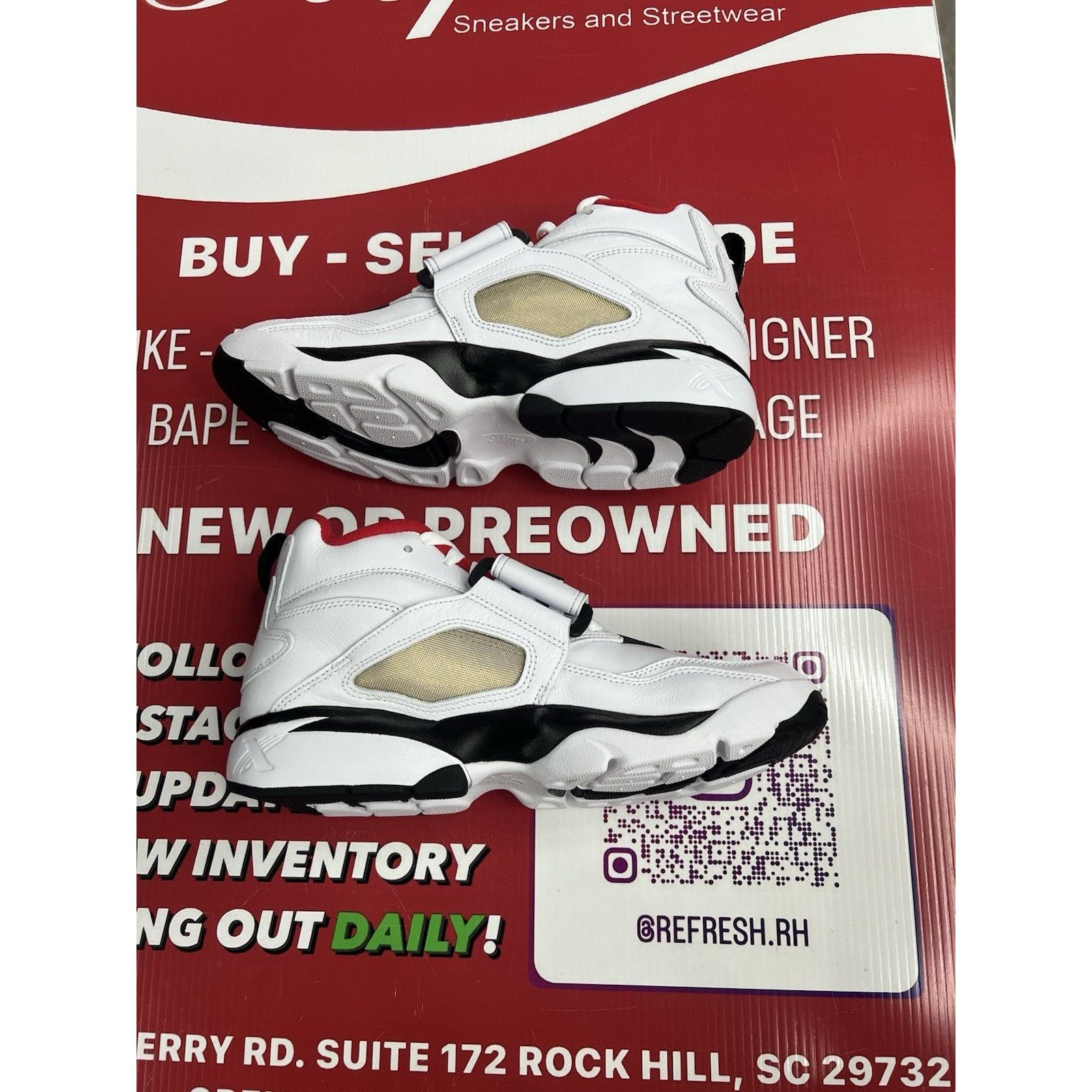 Nike Nike Air Diamond Turf Protro ‘92 Atlanta Falcons Size 10 Size US 10 / EU 43 - 3 Thumbnail