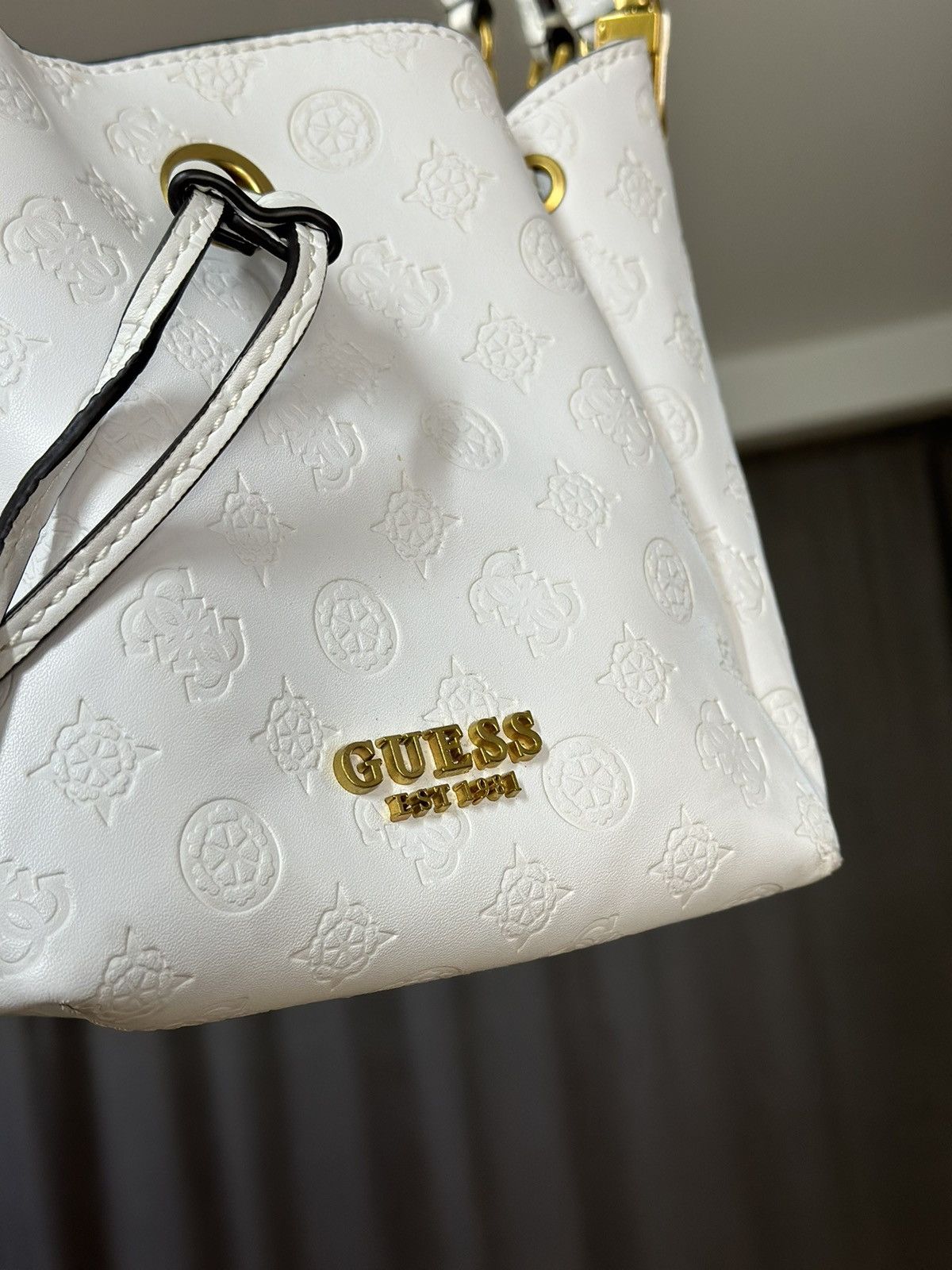 Guess Guess White Monogram Bucket Bag Gold Hardware Y2K Style Size ONE SIZE - 6 Thumbnail