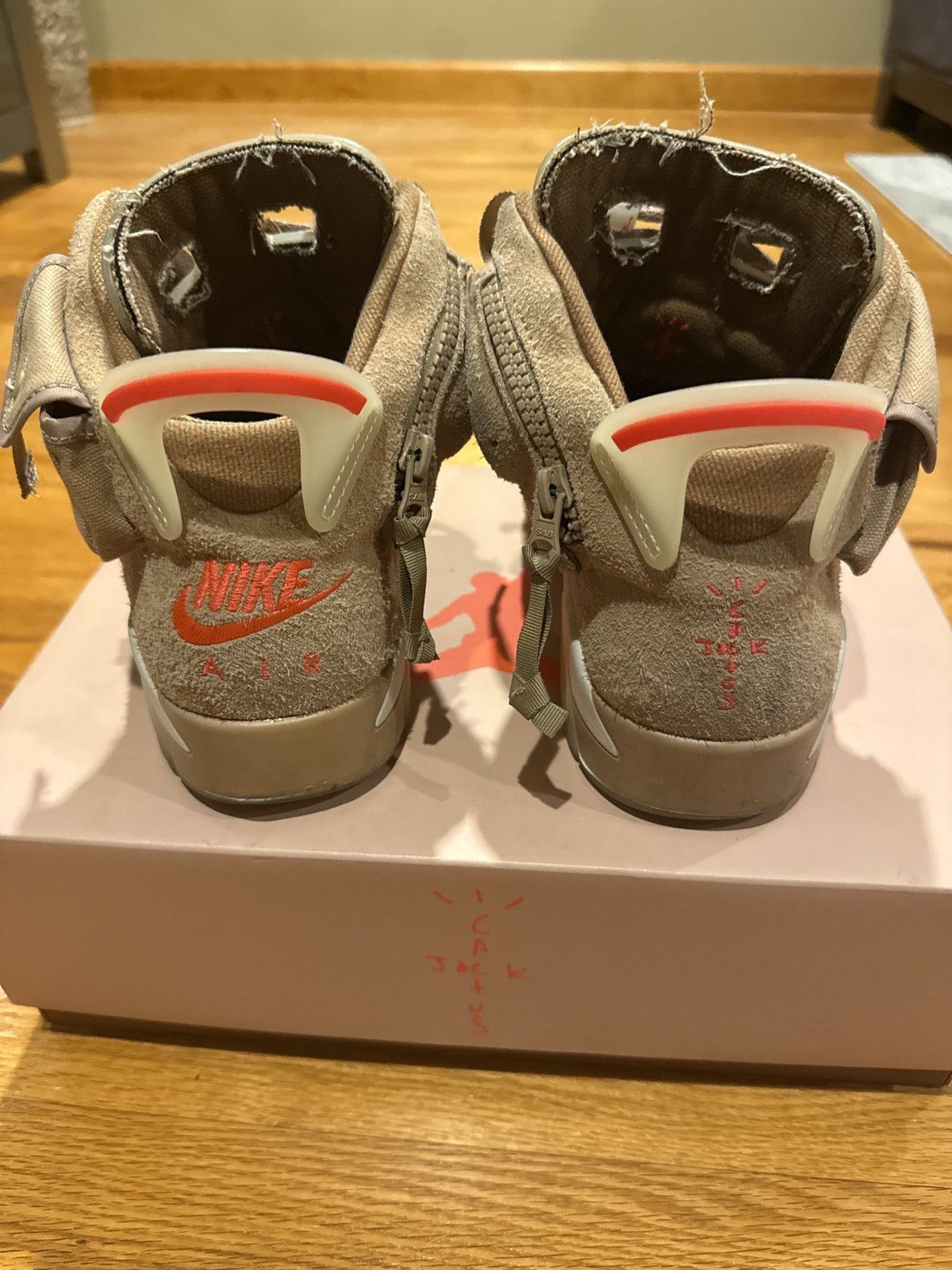 Jordan Brand × Travis Scott Travis Scott British Khaki Size US 9.5 / EU 42-43 - 4 Thumbnail