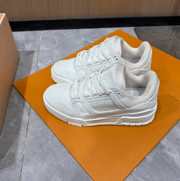 Louis Vuitton Louis Vuitton Low-Top Sneakers Size US 6 / IT 36 - 1 Thumbnail